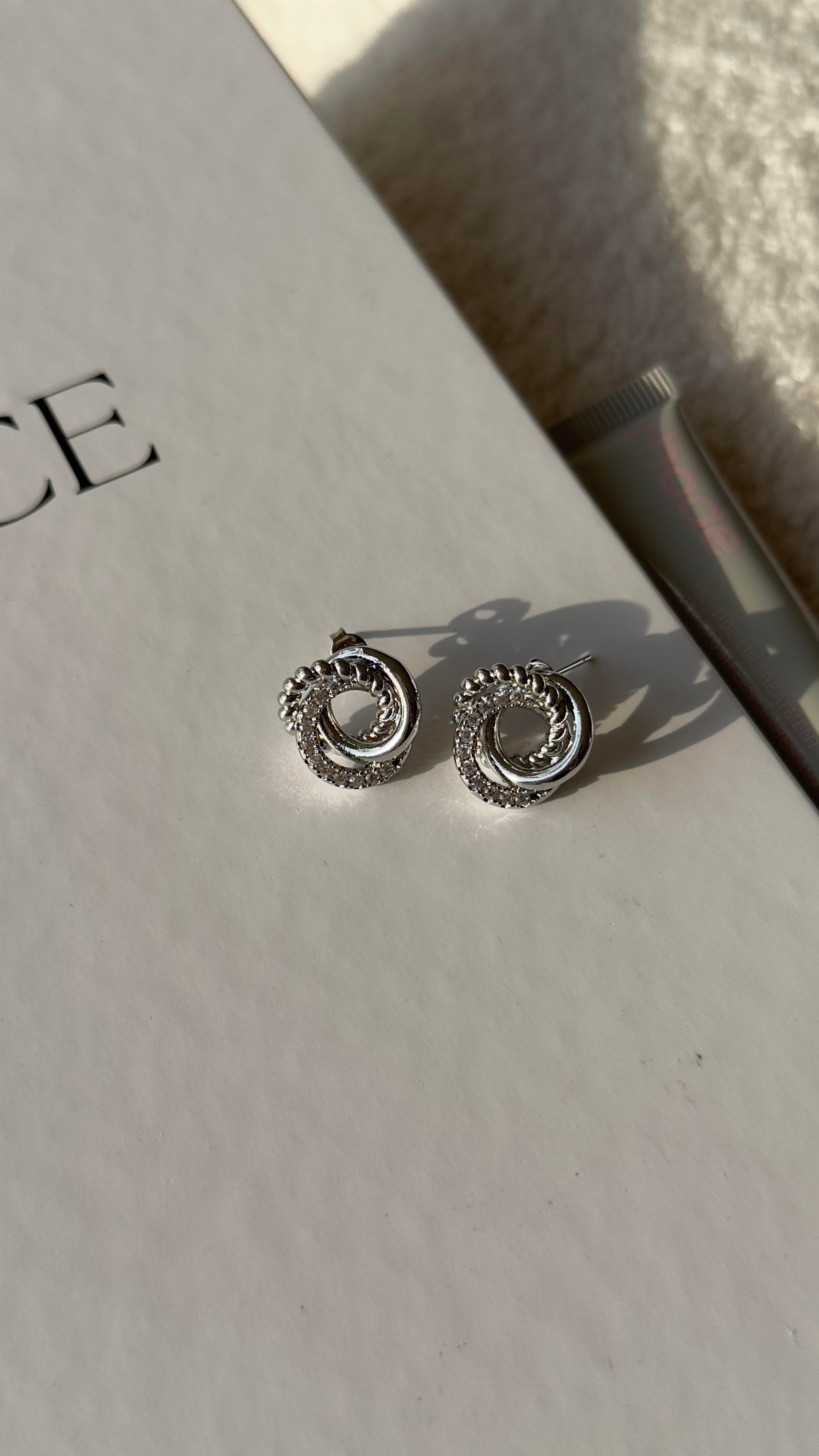 Silver Geçirmeli Yuvarlak Küpe 