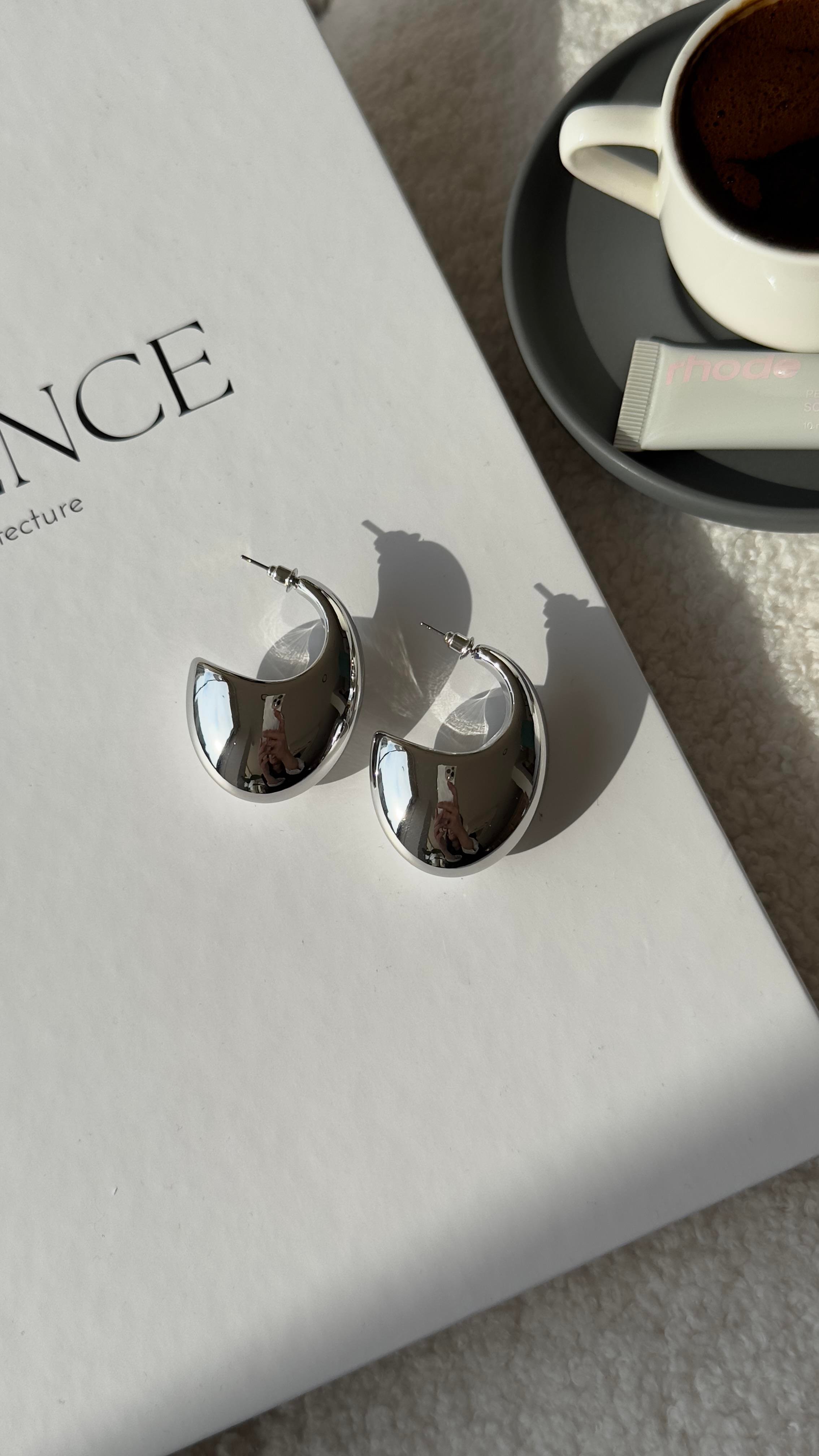 Silver Yarım Ay Bombeli Küpe