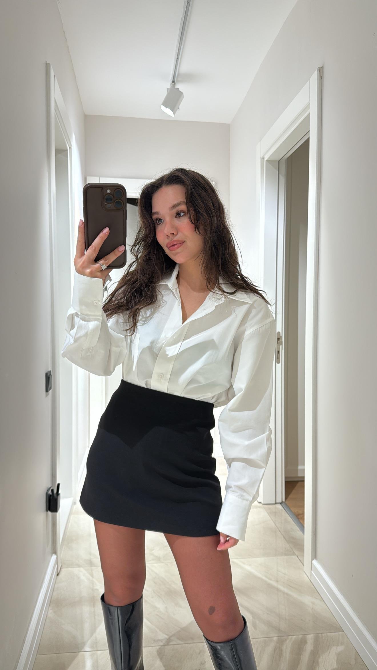 Siyah Arka Fermuarlı Marka Model Kumaş Mini Etek 