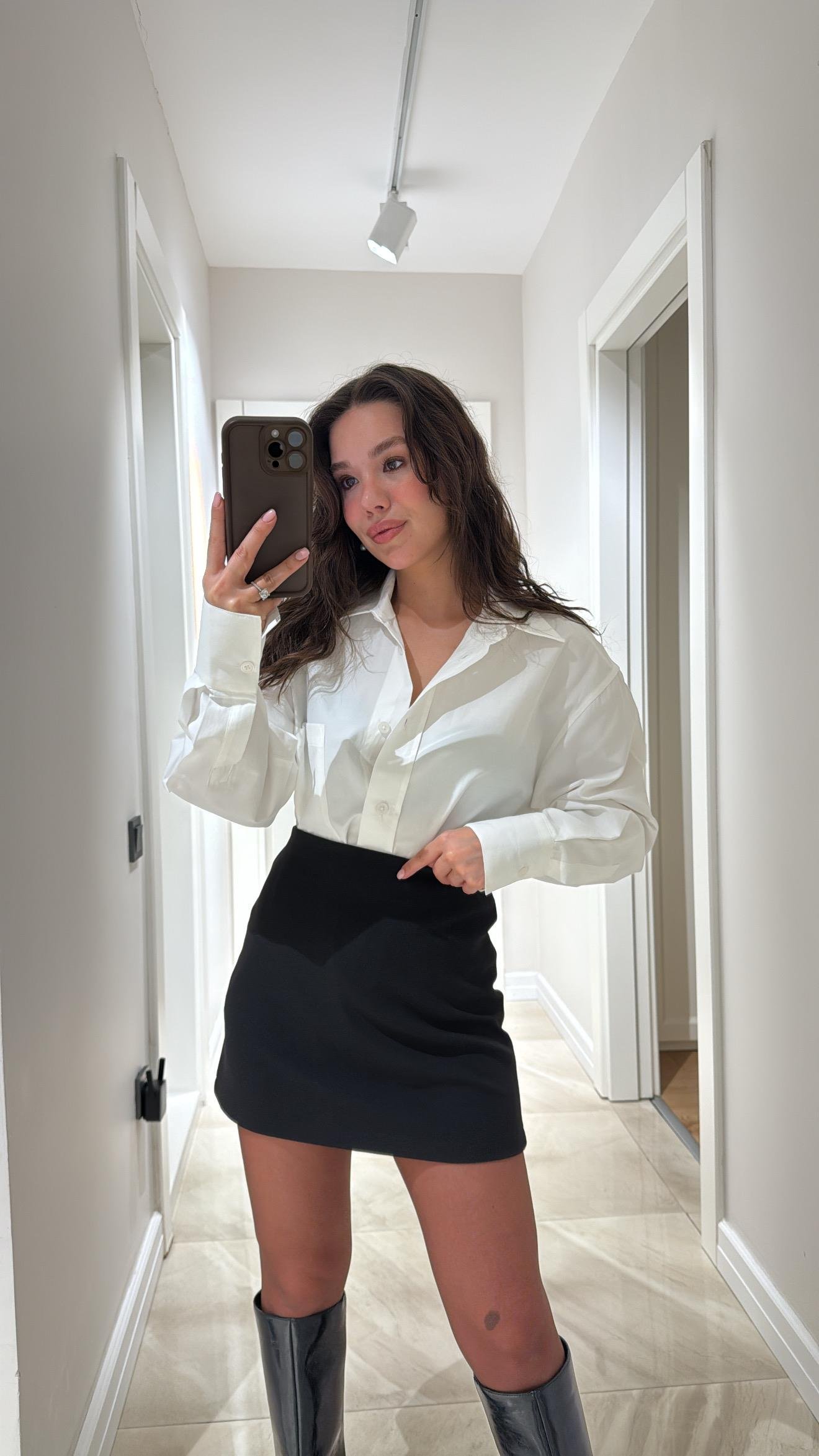 Siyah Arka Fermuarlı Marka Model Kumaş Mini Etek 