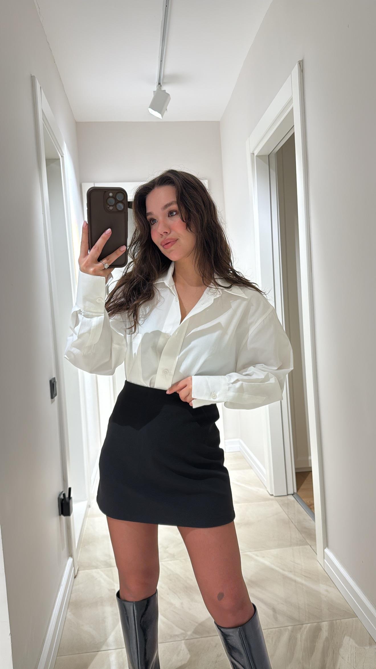 Siyah Arka Fermuarlı Marka Model Kumaş Mini Etek 