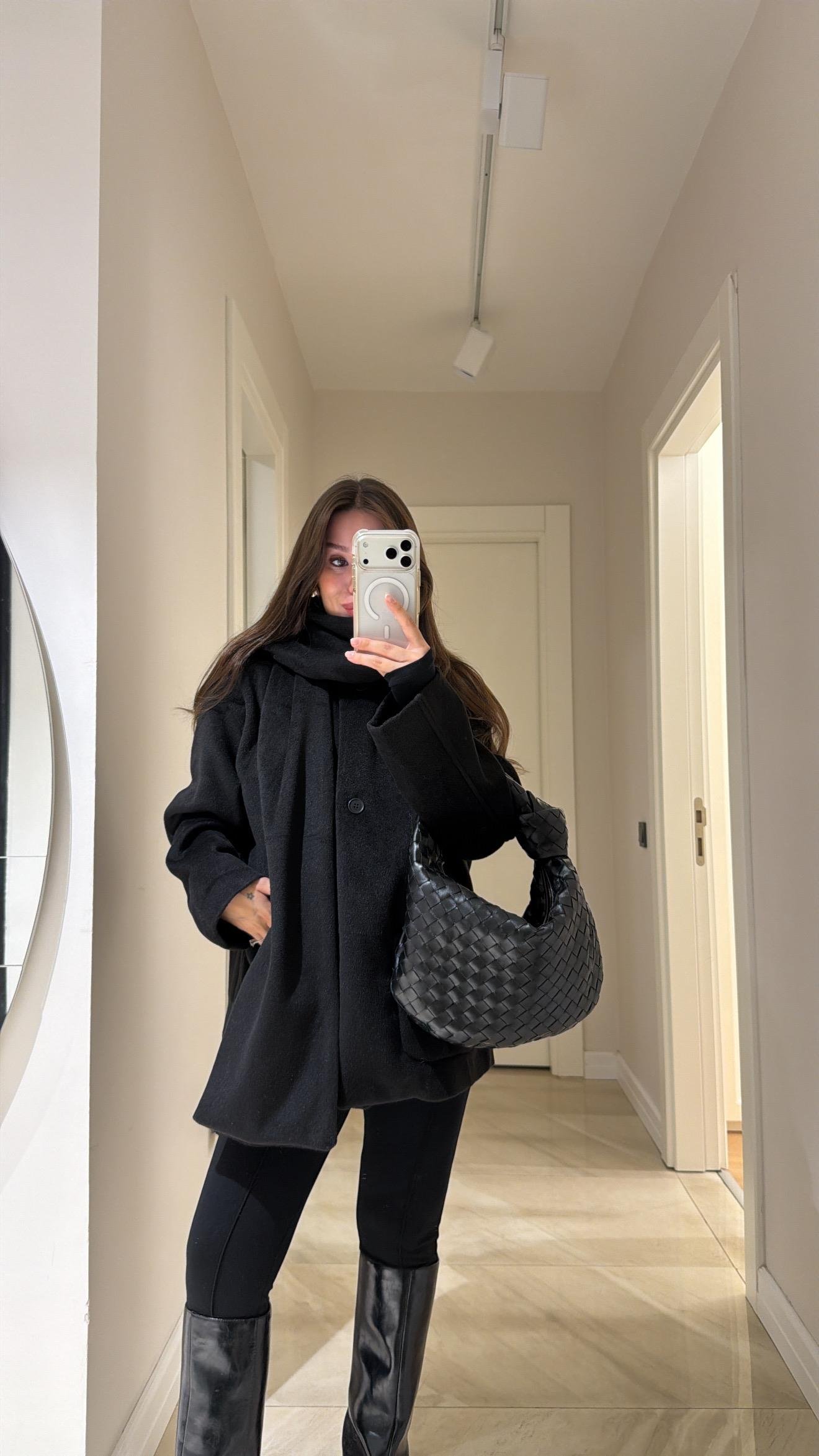 Siyah Atkılı Kısa Kaban 