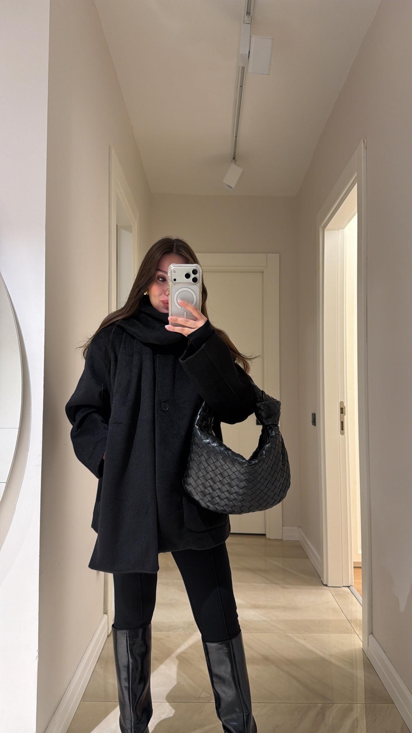 Siyah Atkılı Kısa Kaban 