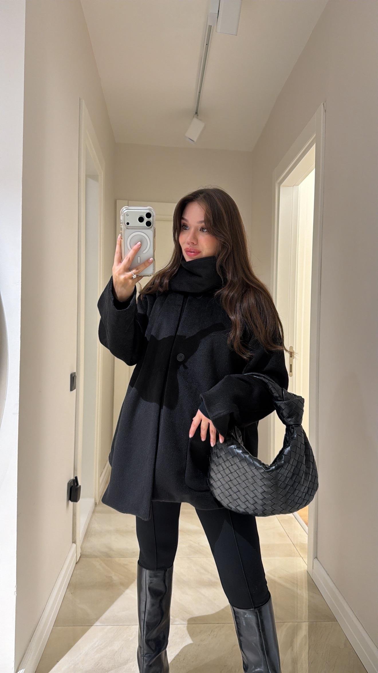 Siyah Atkılı Kısa Kaban 