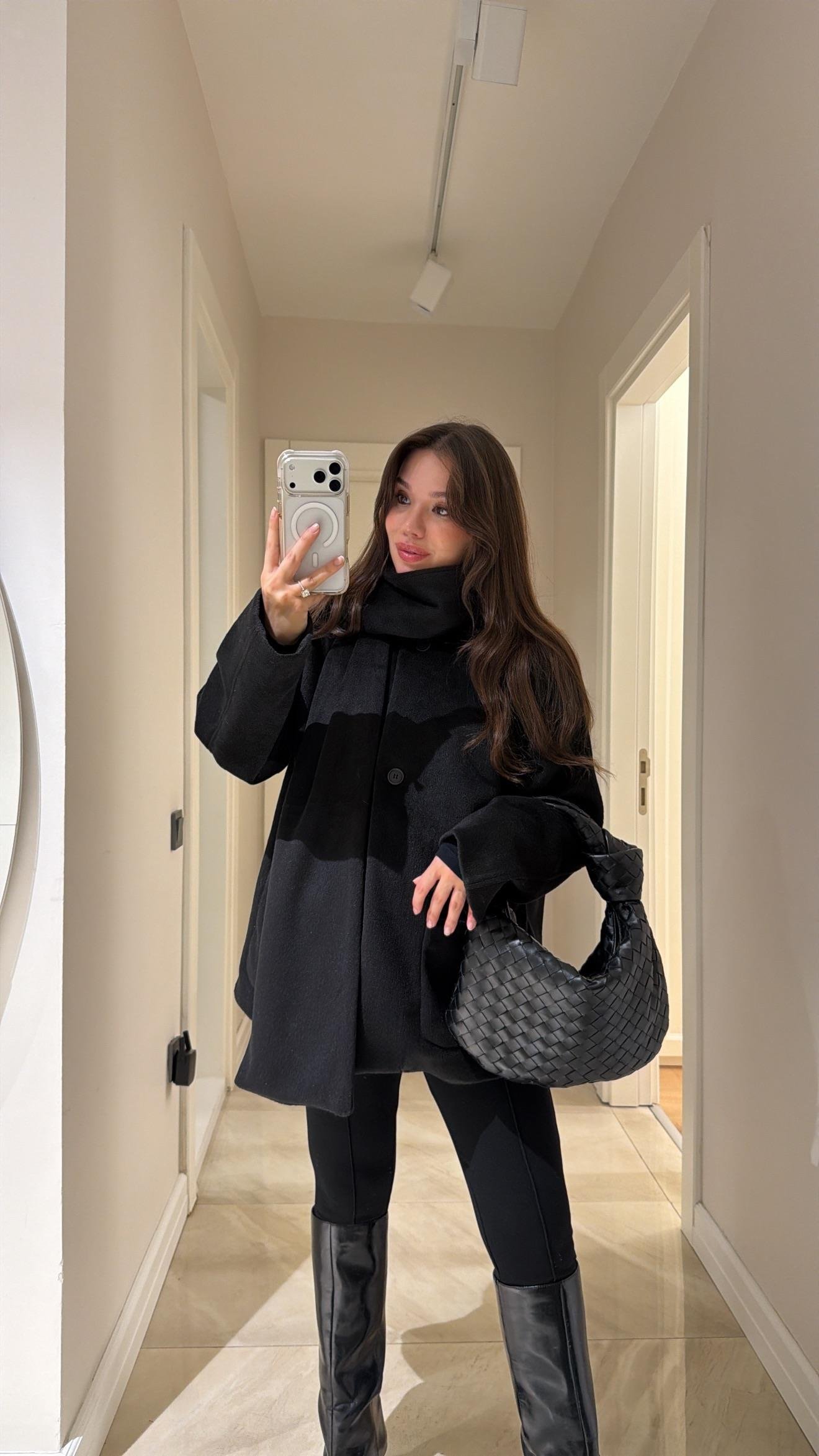 Siyah Atkılı Kısa Kaban 