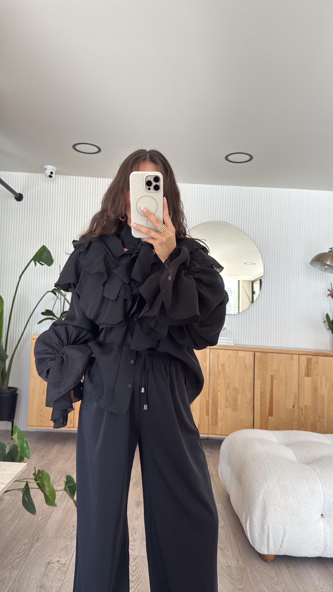 Siyah Bağlama Detaylı Fırfırlı Gömlek