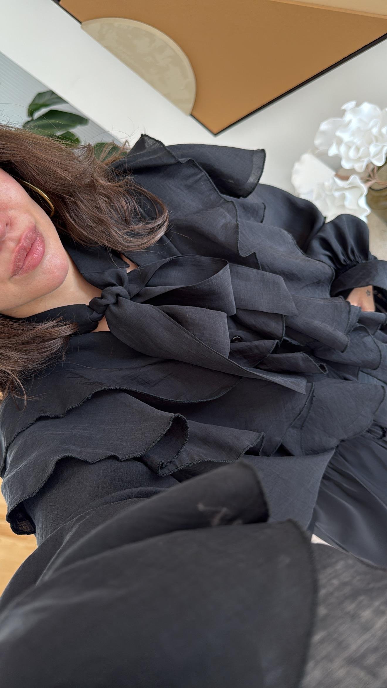 Siyah Bağlama Detaylı Fırfırlı Gömlek