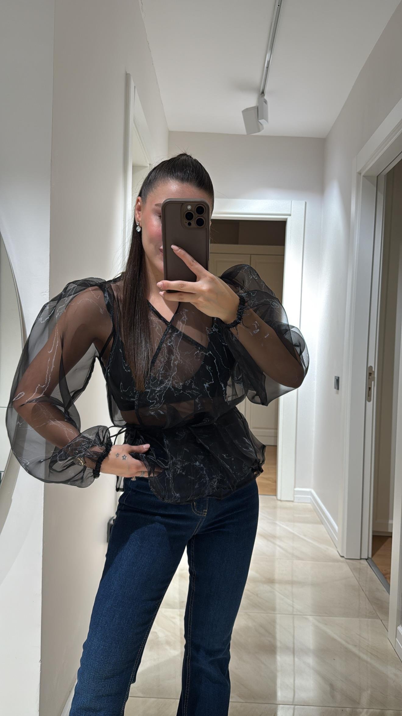 Siyah Bağlama Detaylı Tül Bluz