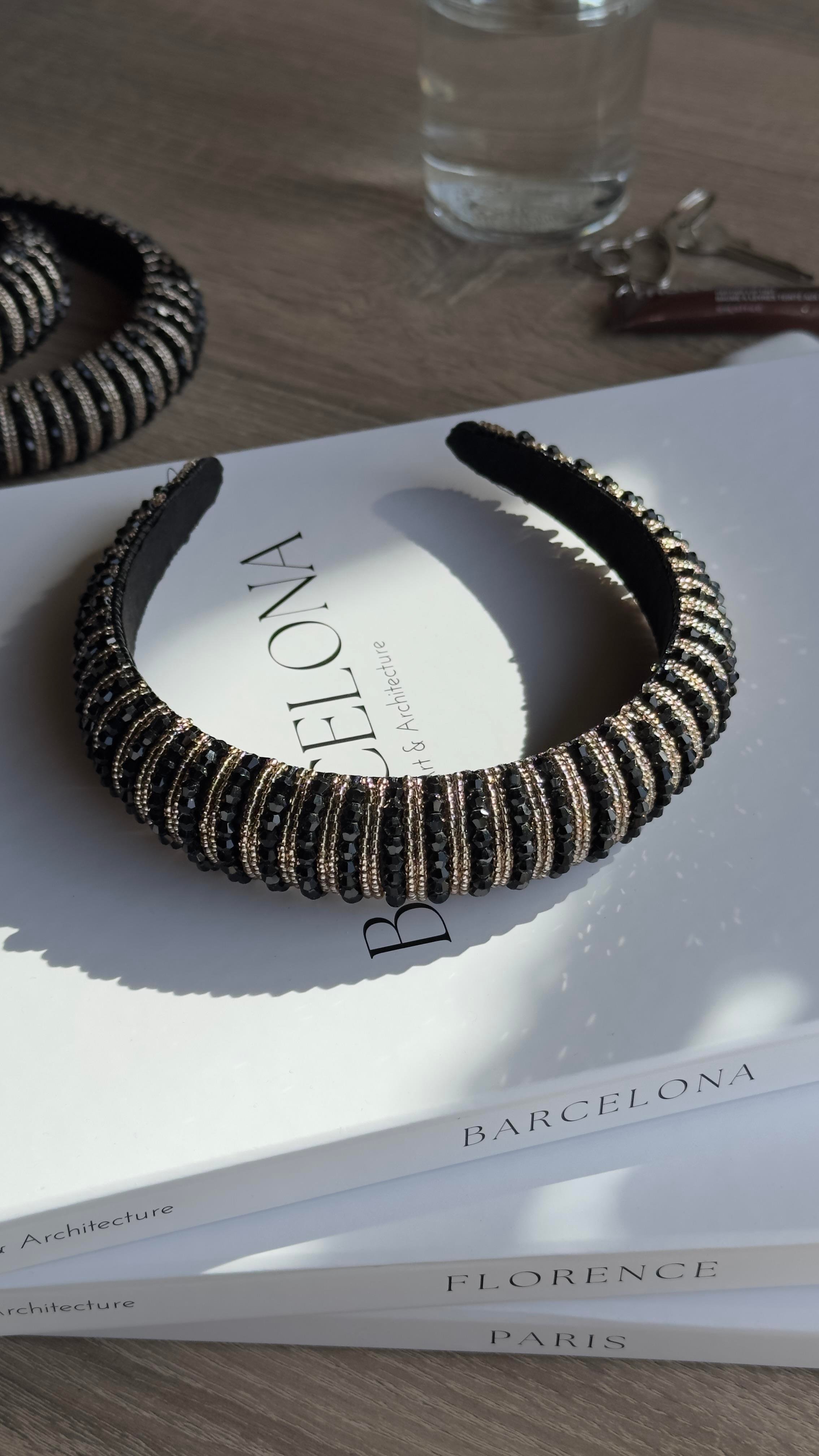 Siyah Bej Taşlı Dolgulu Taç