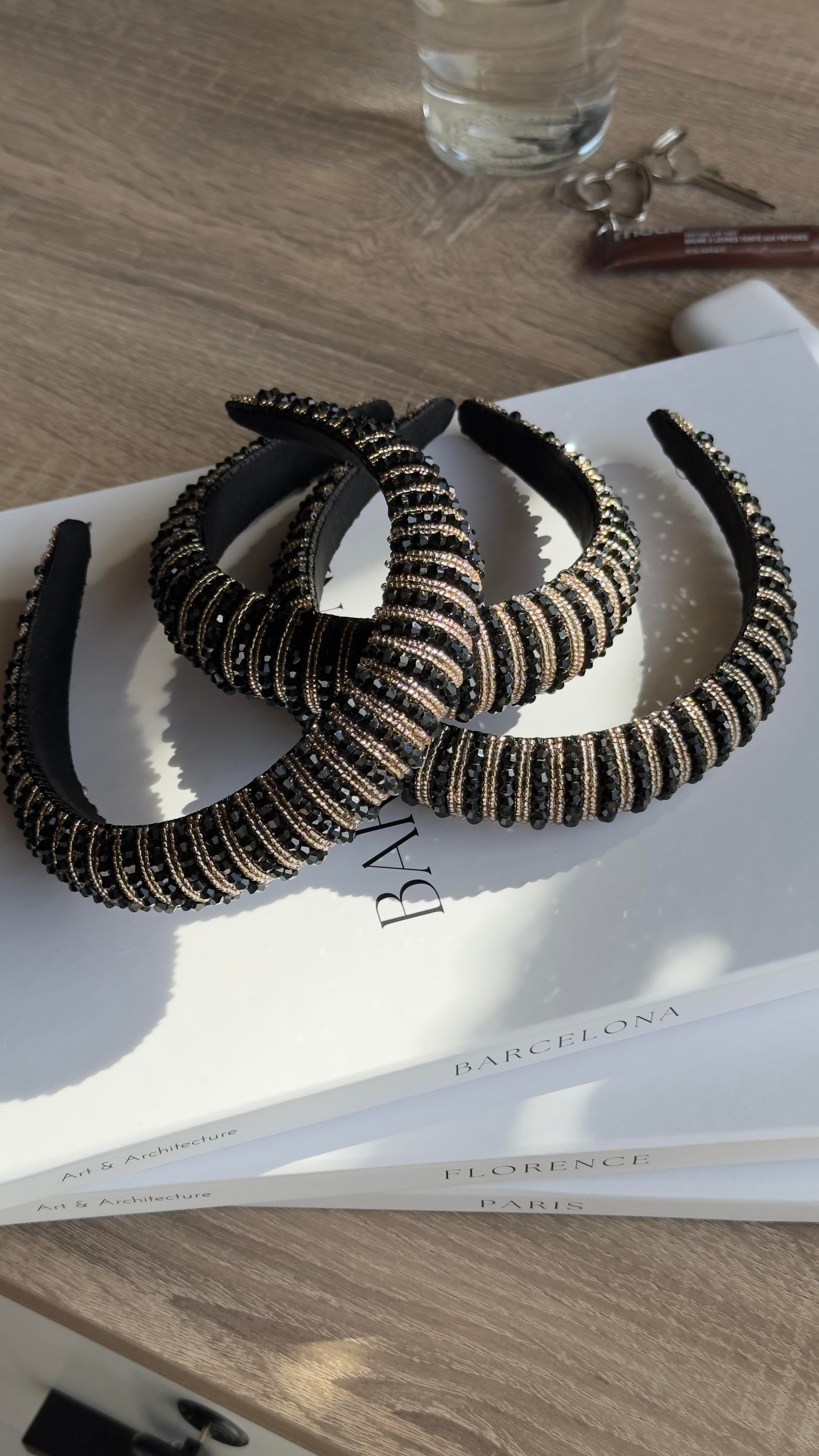 Siyah Bej Taşlı Dolgulu Taç