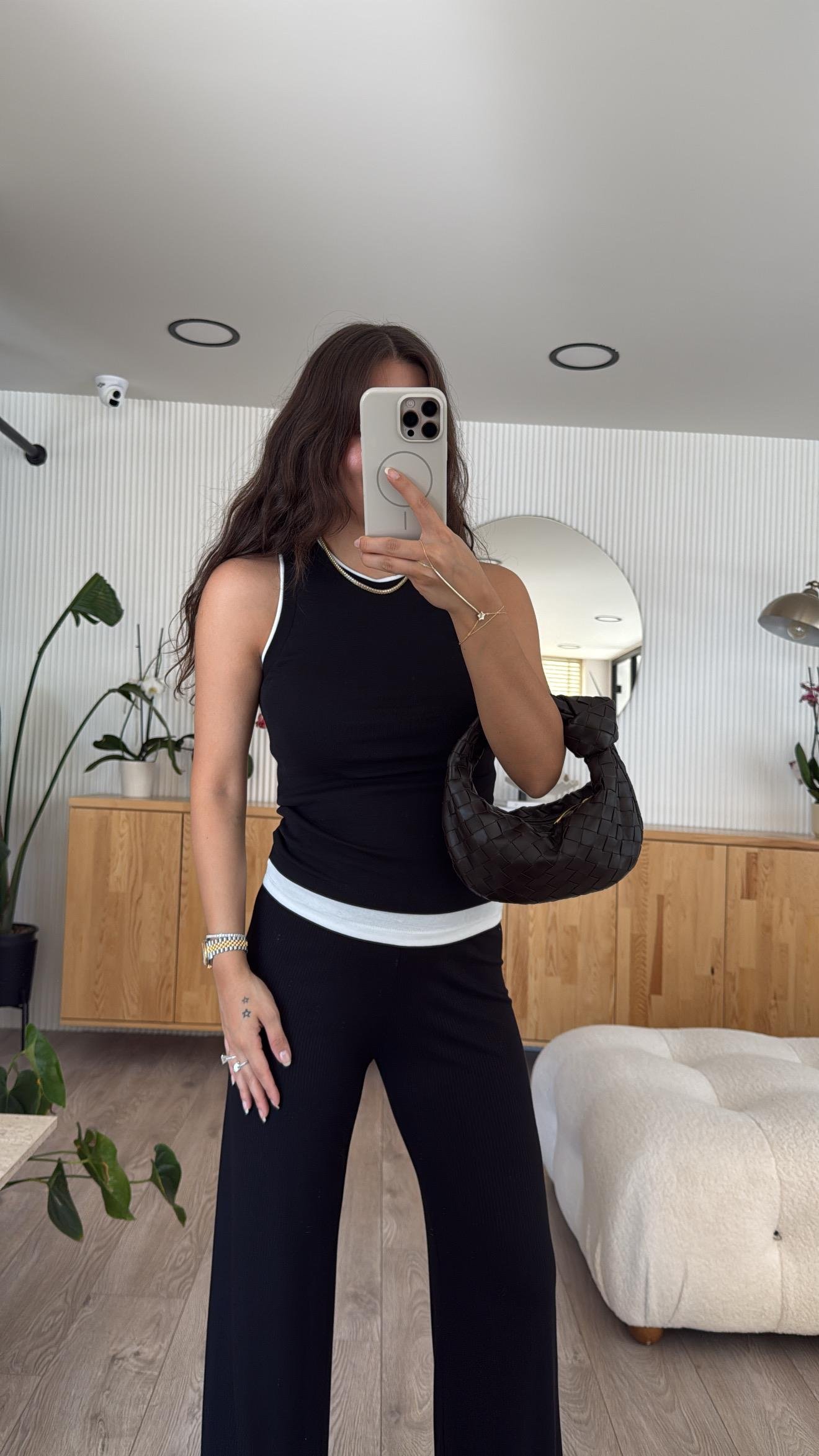 Siyah Beyaz Çift Görünümlü Kolsuz Bluz