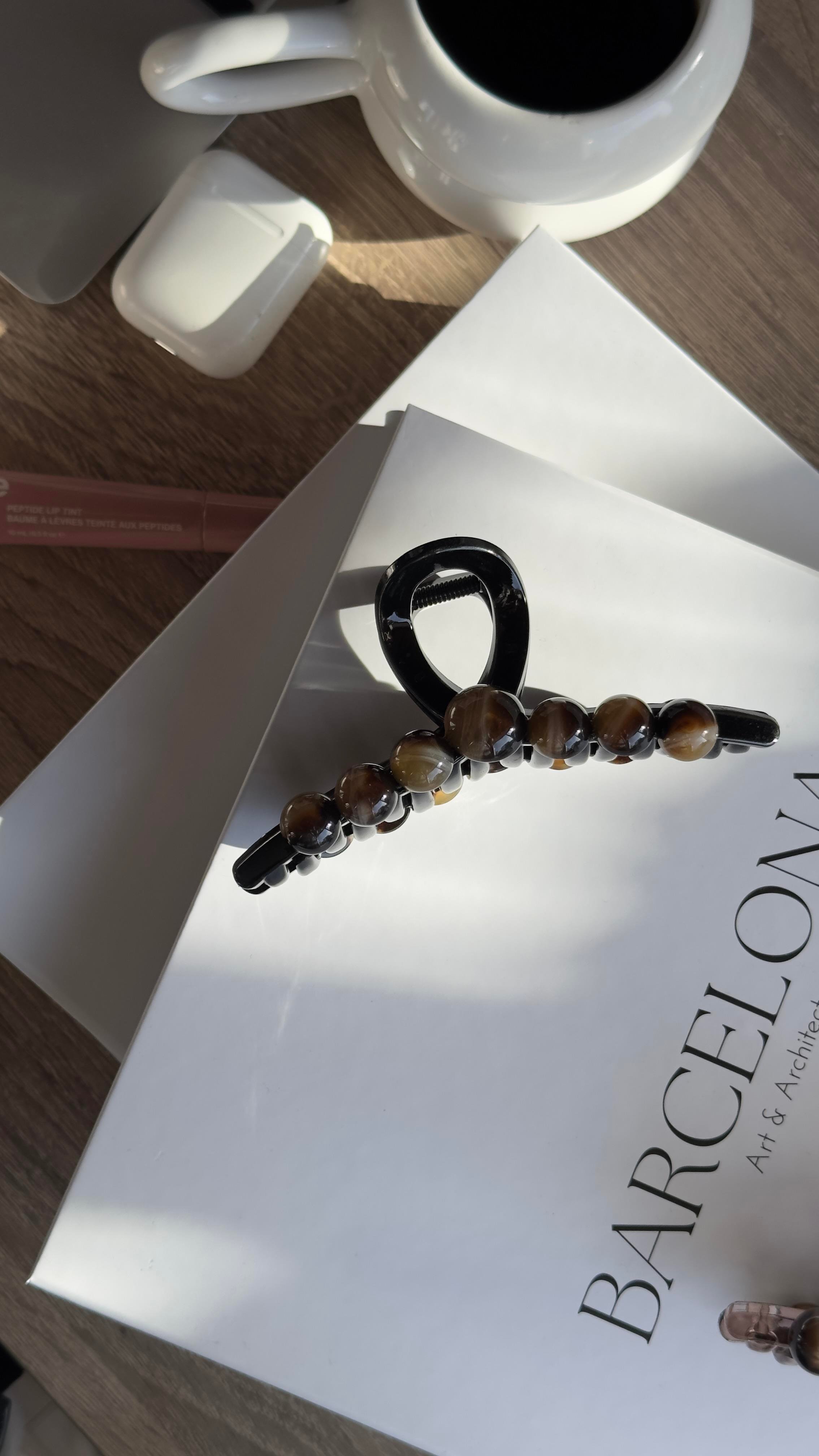 Kahverengi Harf Detaylı Kıskaçlı Toka