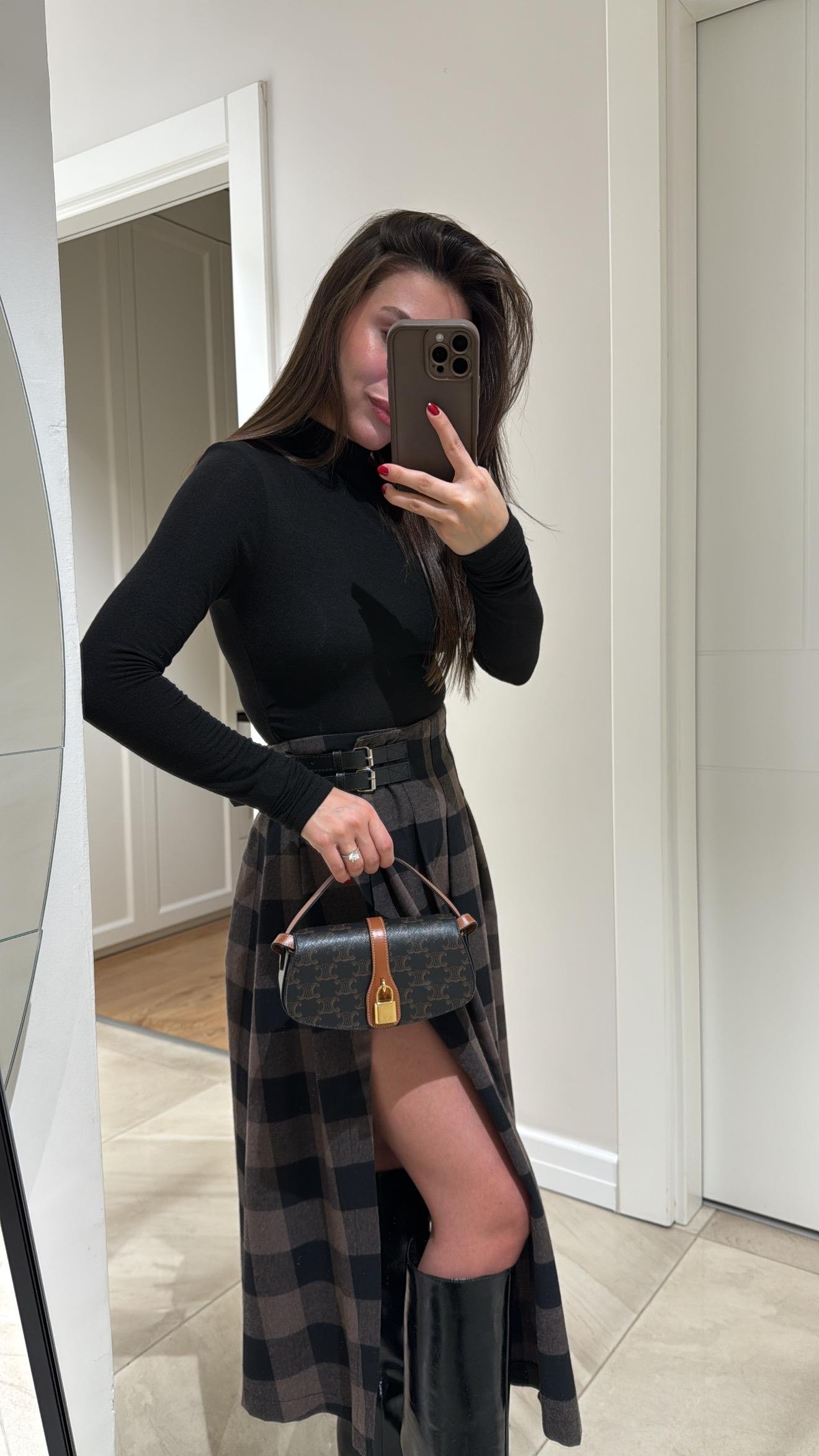 Siyah Büzgü Detaylı Yarım Balıkçı Yaka Body