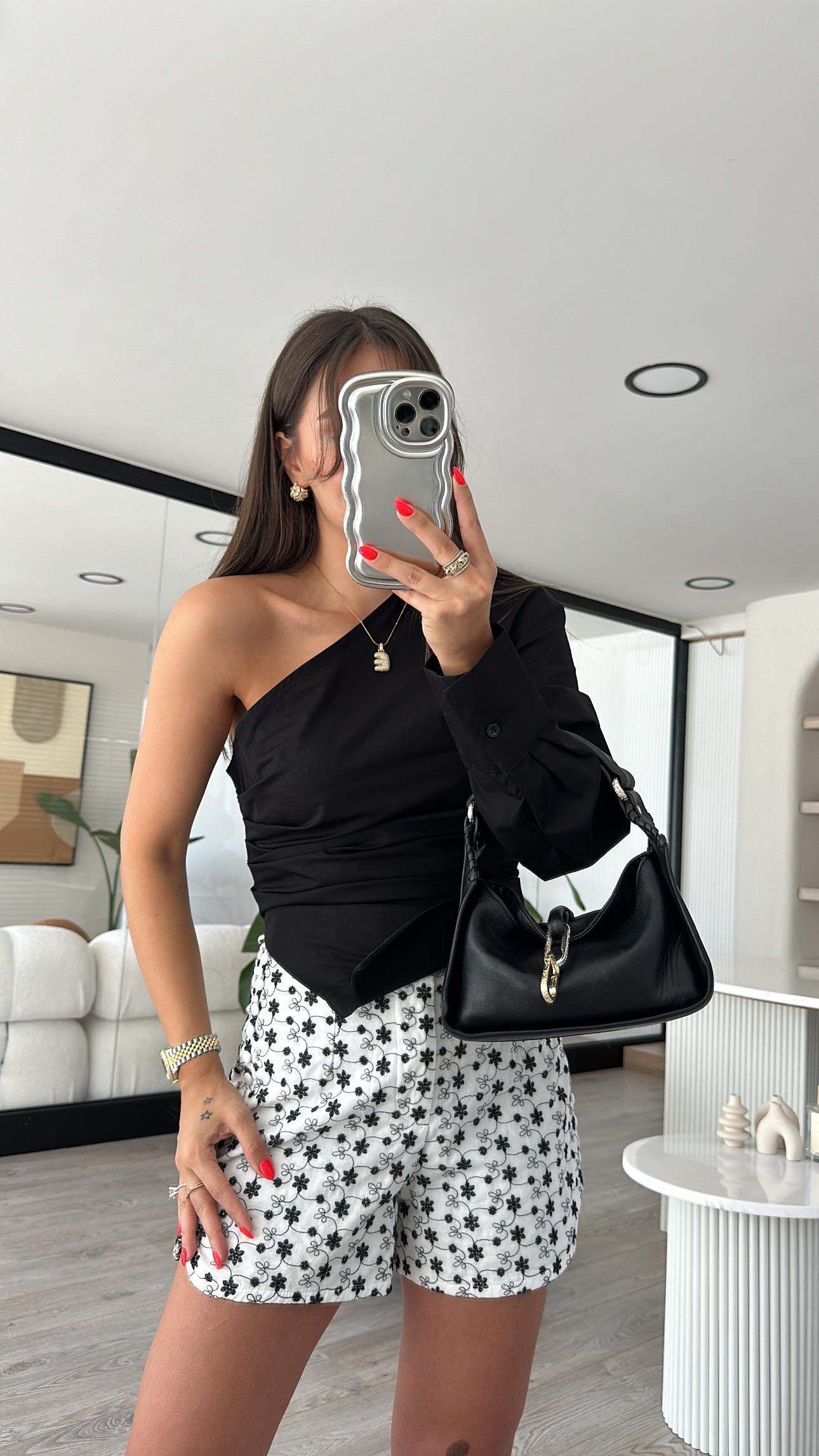 Siyah Büzgülü Ters Yaka Detaylı Tel Kol Gömlek 