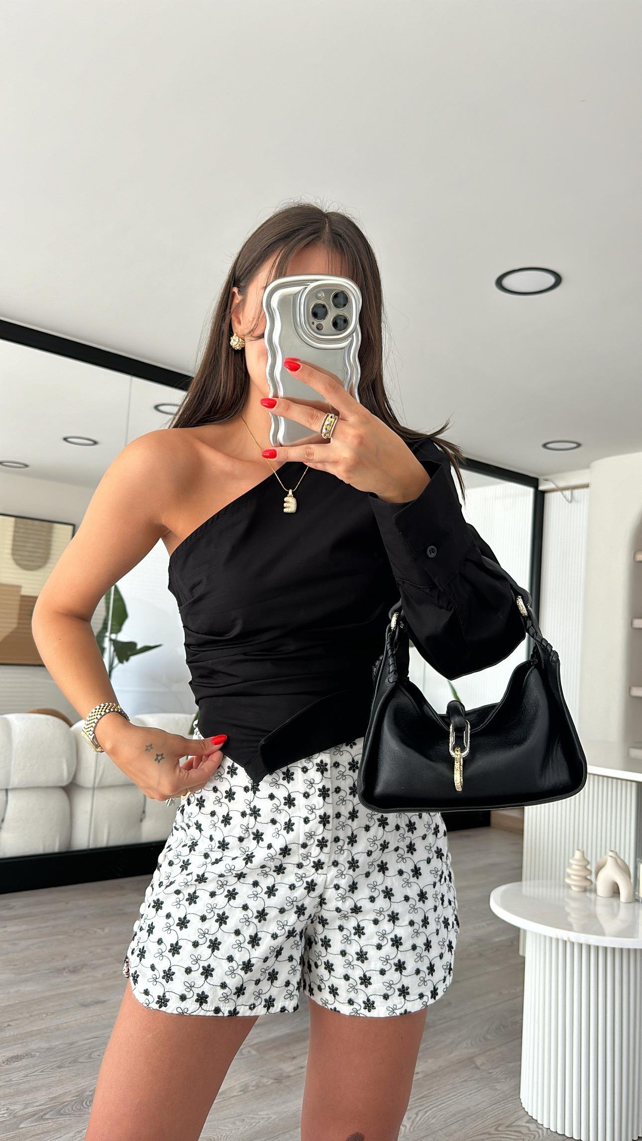 Siyah Büzgülü Ters Yaka Detaylı Tel Kol Gömlek 