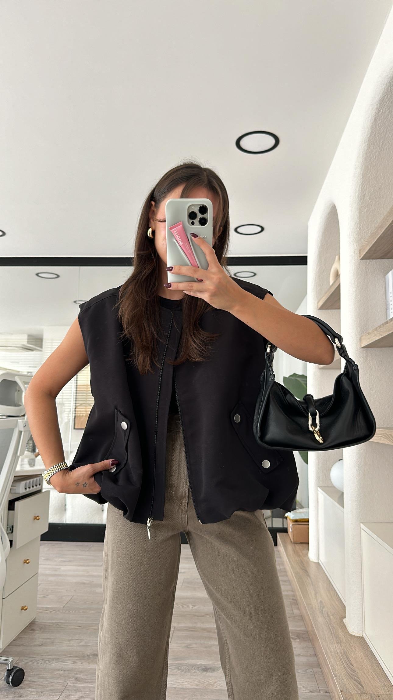 Siyah Cep Detaylı Pileli Bomber Yelek