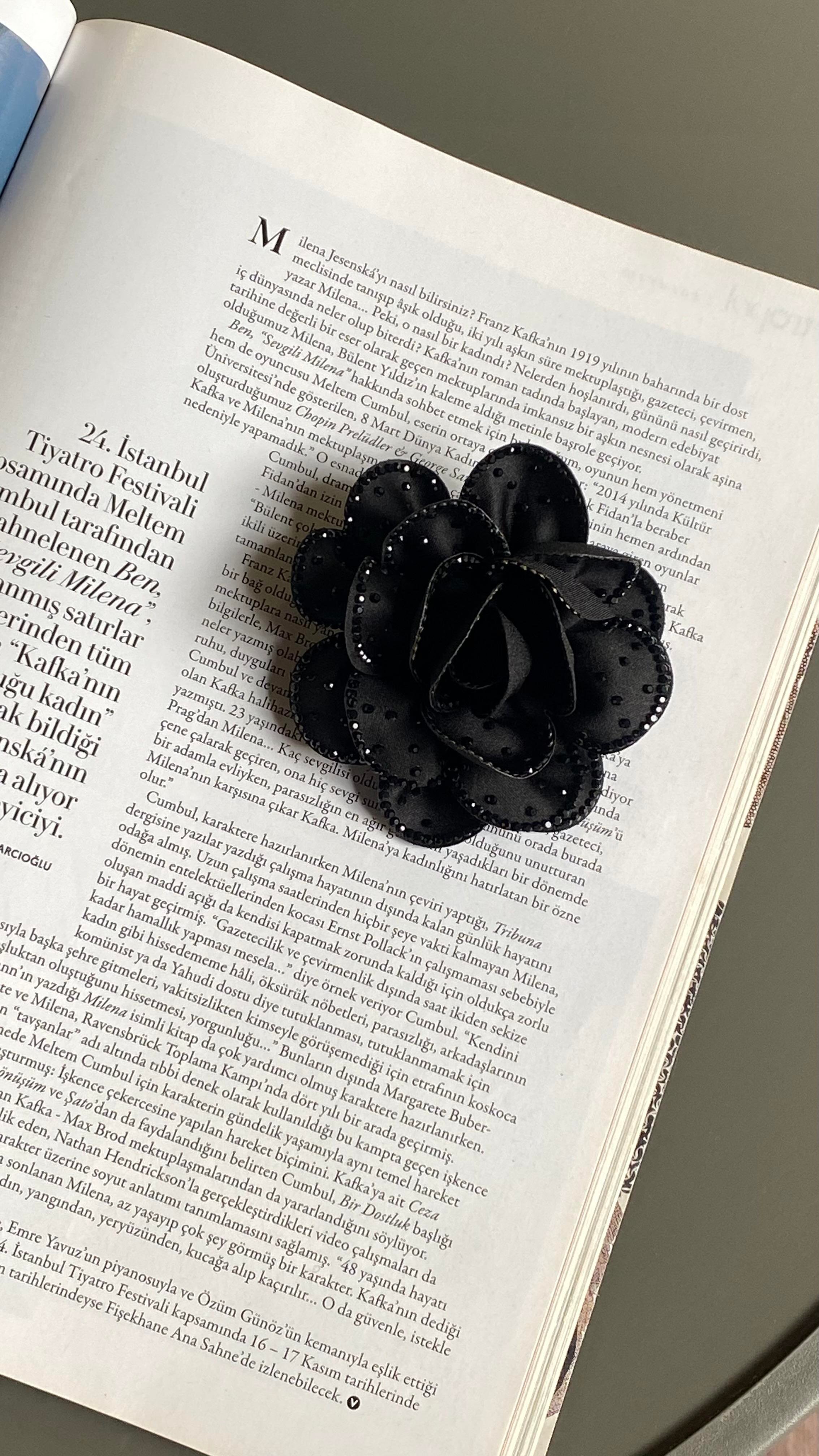 Siyah Çiçek Model Taşlı Broş