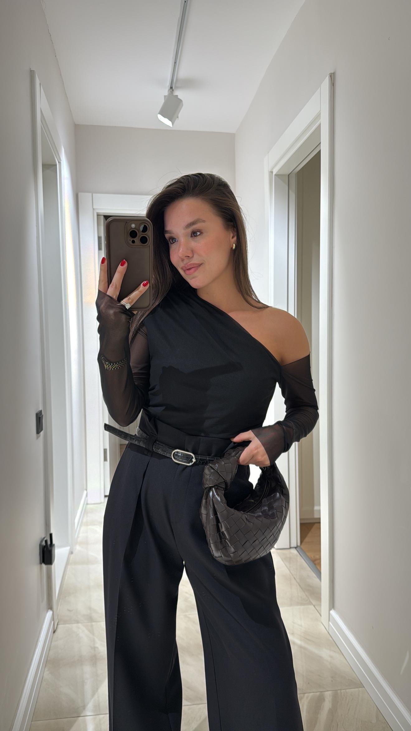 Siyah Düşük Omuz Detaylı Drapeli Tül Bluz