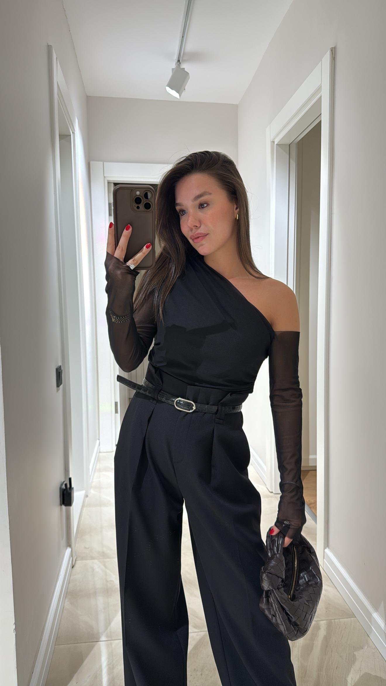 Siyah Düşük Omuz Detaylı Drapeli Tül Bluz