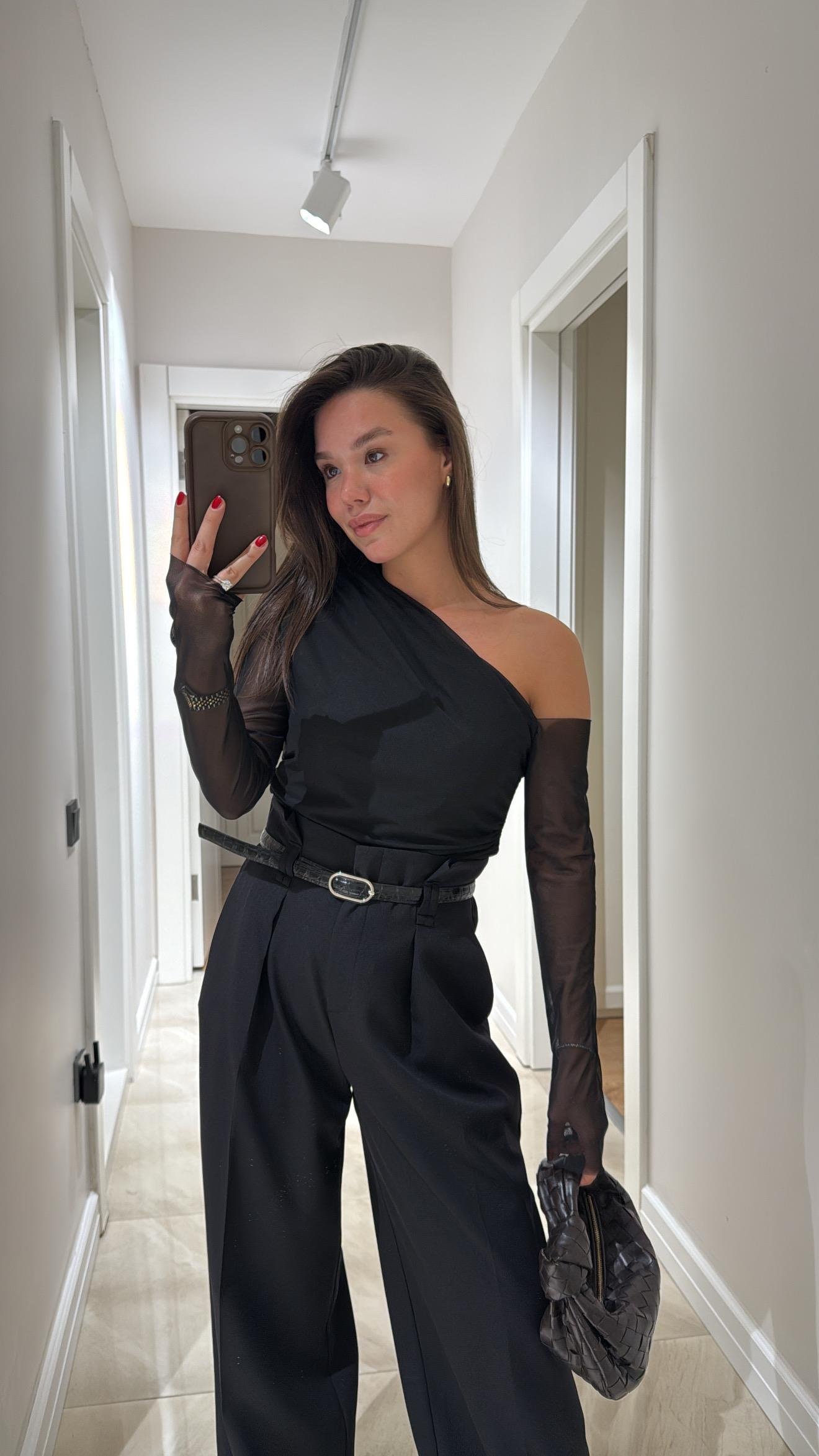 Siyah Düşük Omuz Detaylı Drapeli Tül Bluz