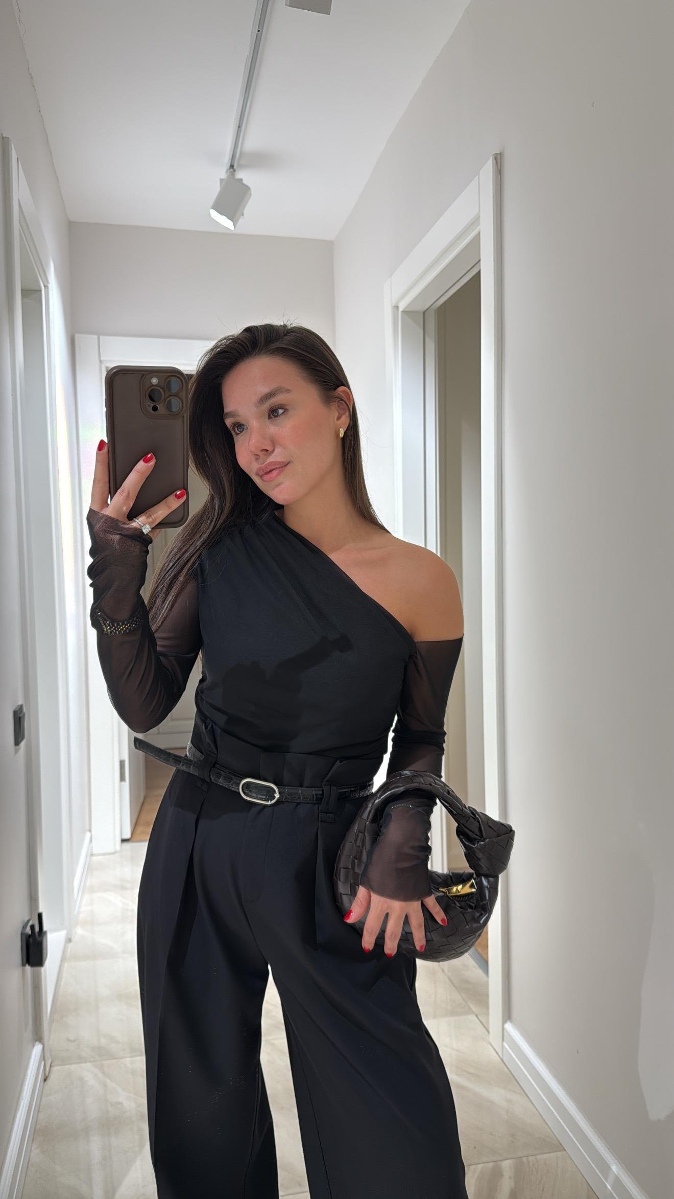 Siyah Düşük Omuz Detaylı Drapeli Tül Bluz