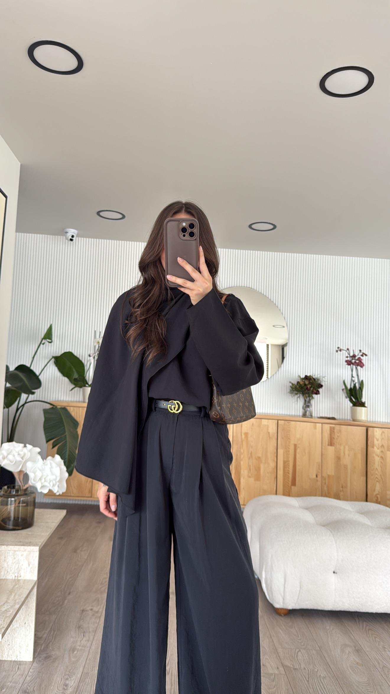 Siyah Fular Detaylı Tensel Bluz 