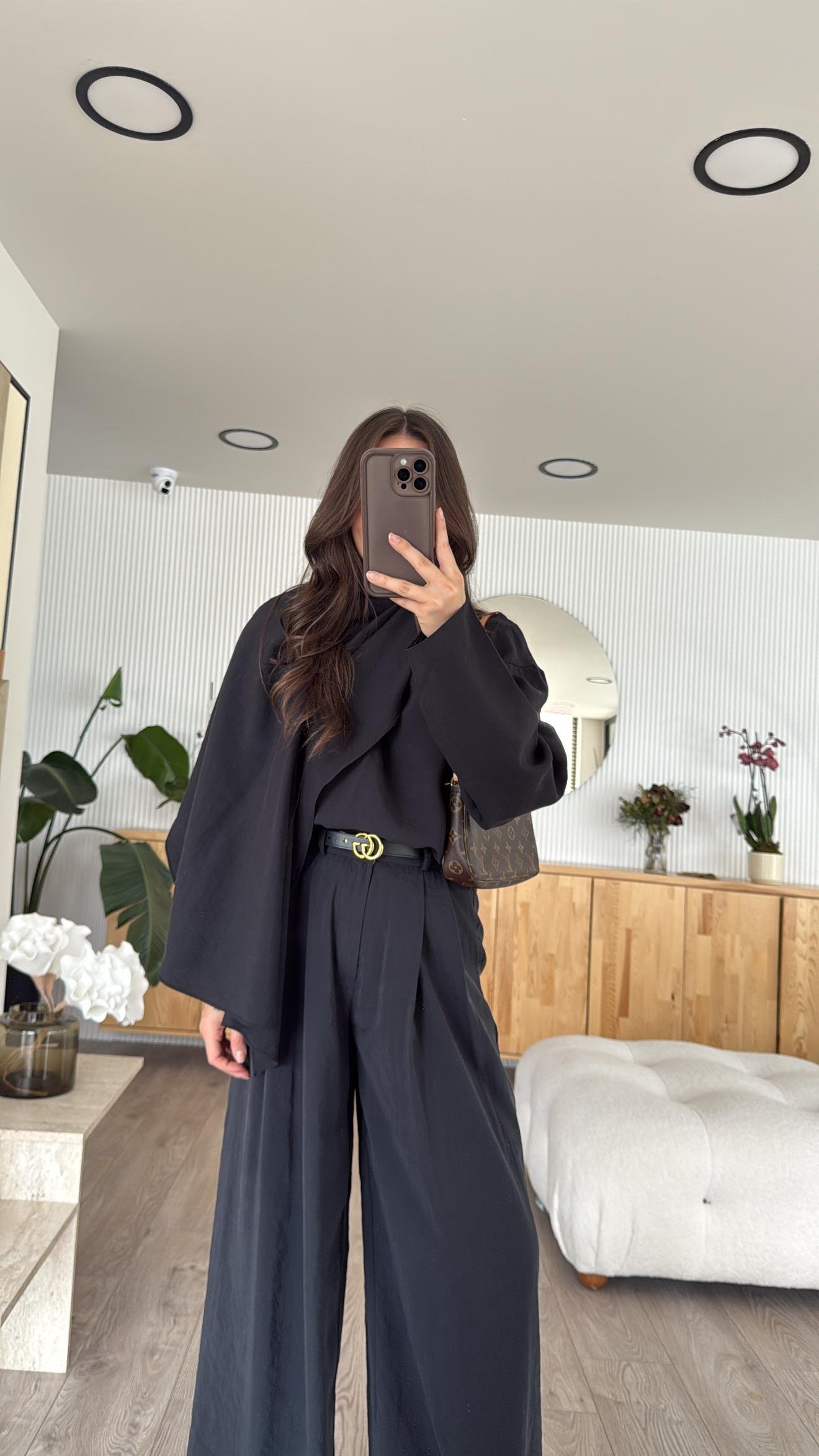 Siyah Fular Detaylı Tensel Bluz 