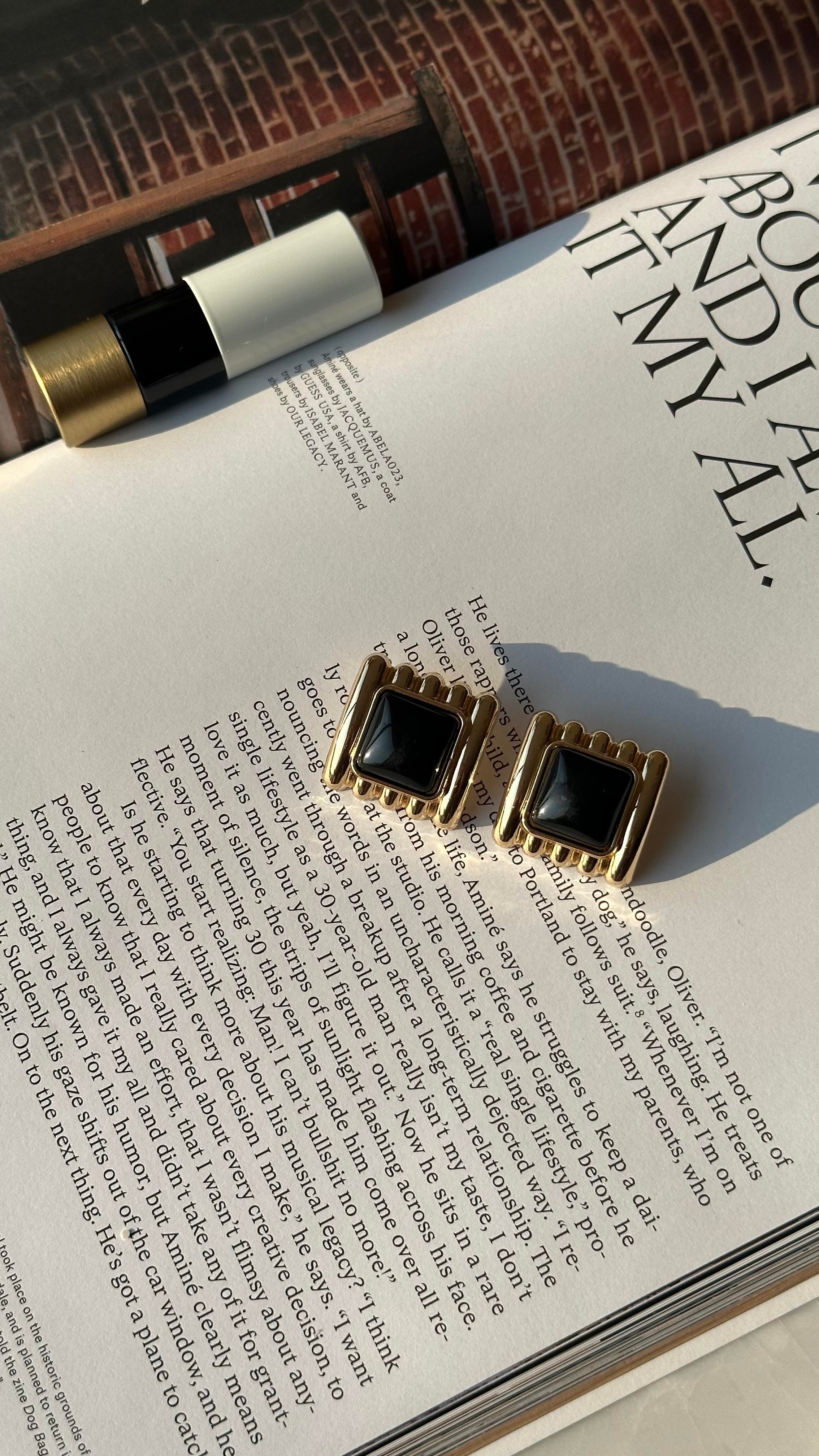 Siyah Gold Detaylı Kare Küpe