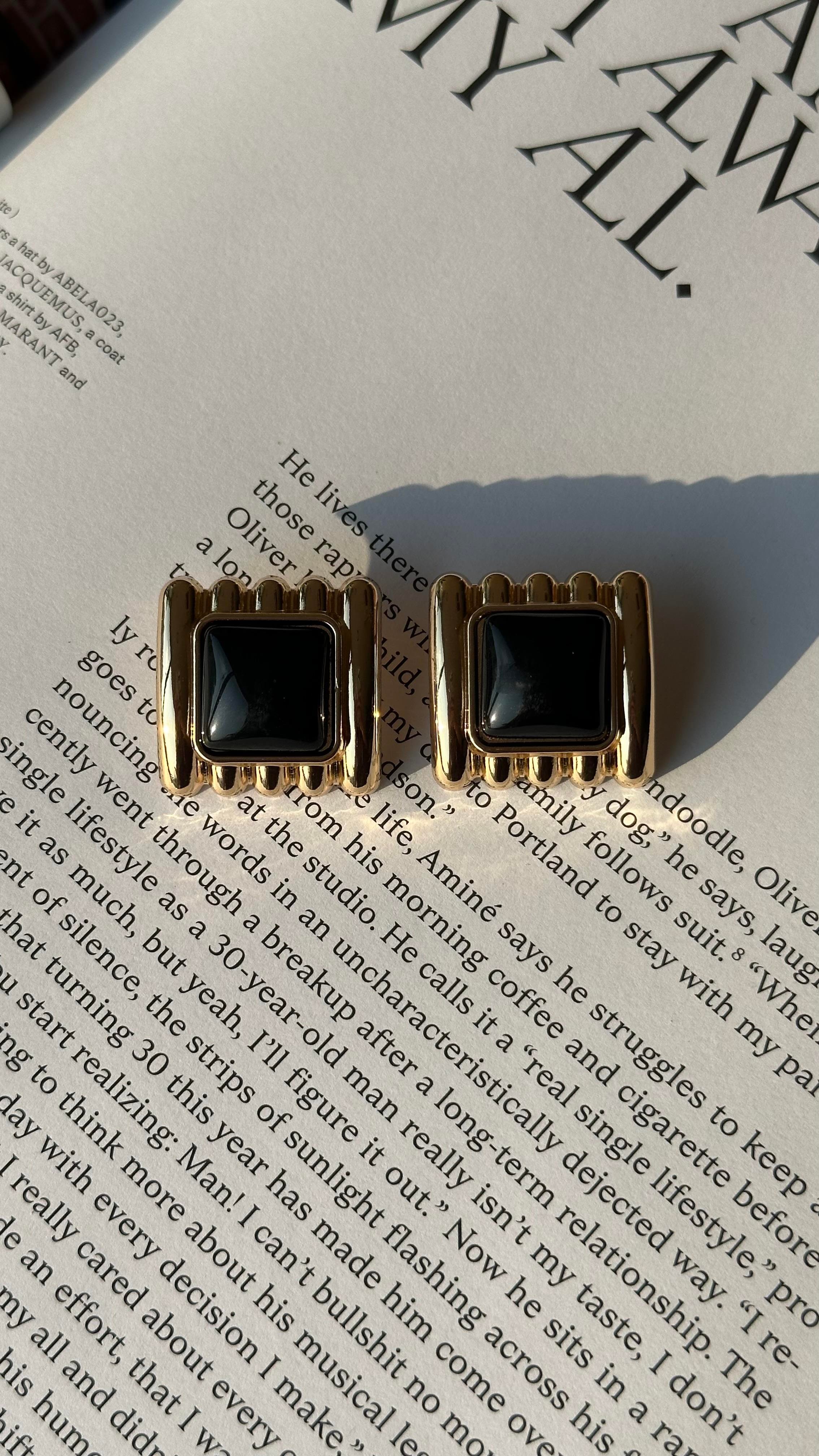 Siyah Gold Detaylı Kare Küpe