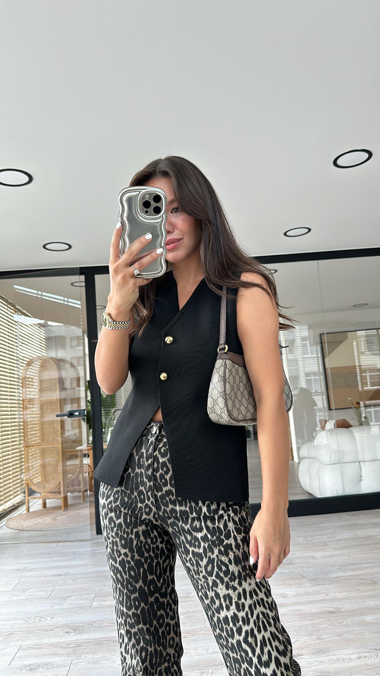 Siyah Gold Düğmeli Çelik Örme Triko Yelek 