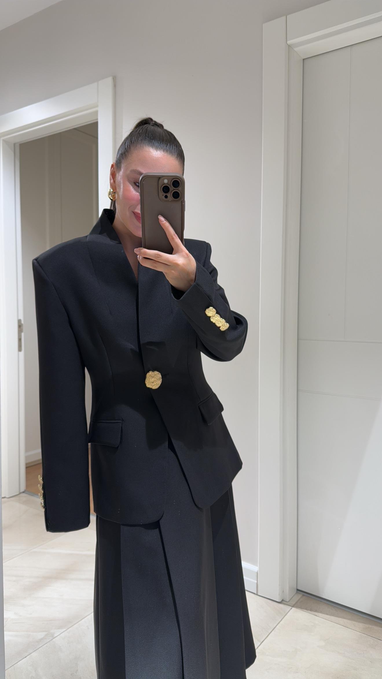 Siyah Gold Düğmeli Hakim Yaka Blazer Ceket 