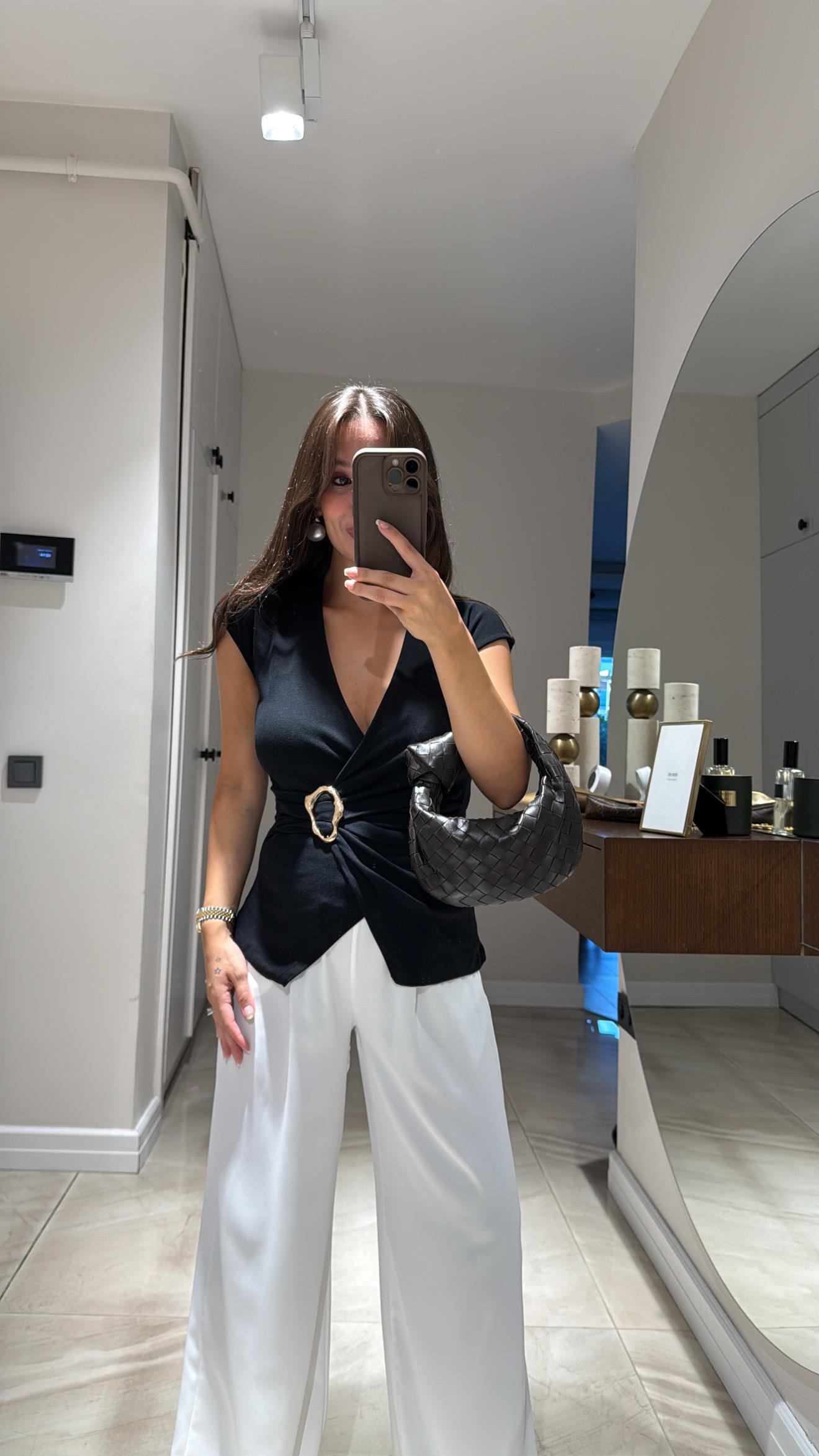 Siyah Broş Detaylı Kruvaze Yaka Bluz