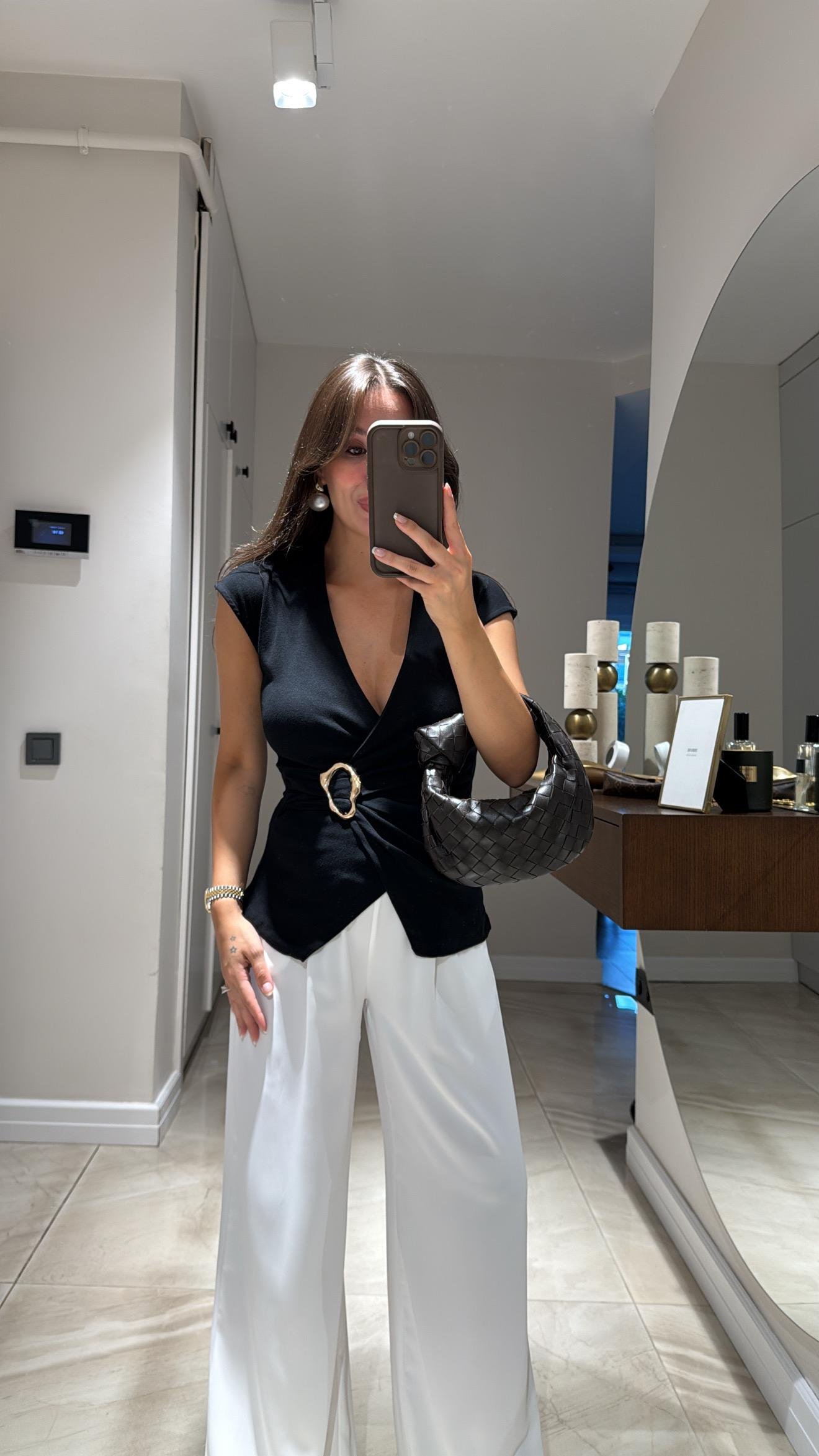 Siyah Broş Detaylı Kruvaze Yaka Bluz