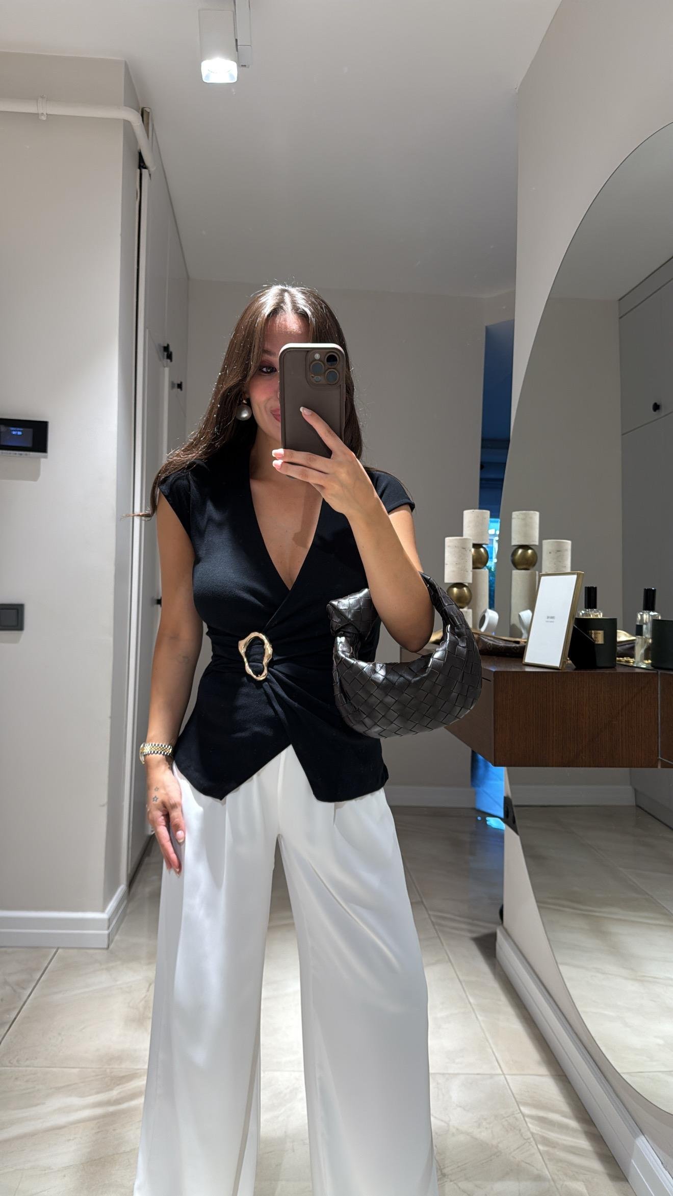 Siyah Broş Detaylı Kruvaze Yaka Bluz