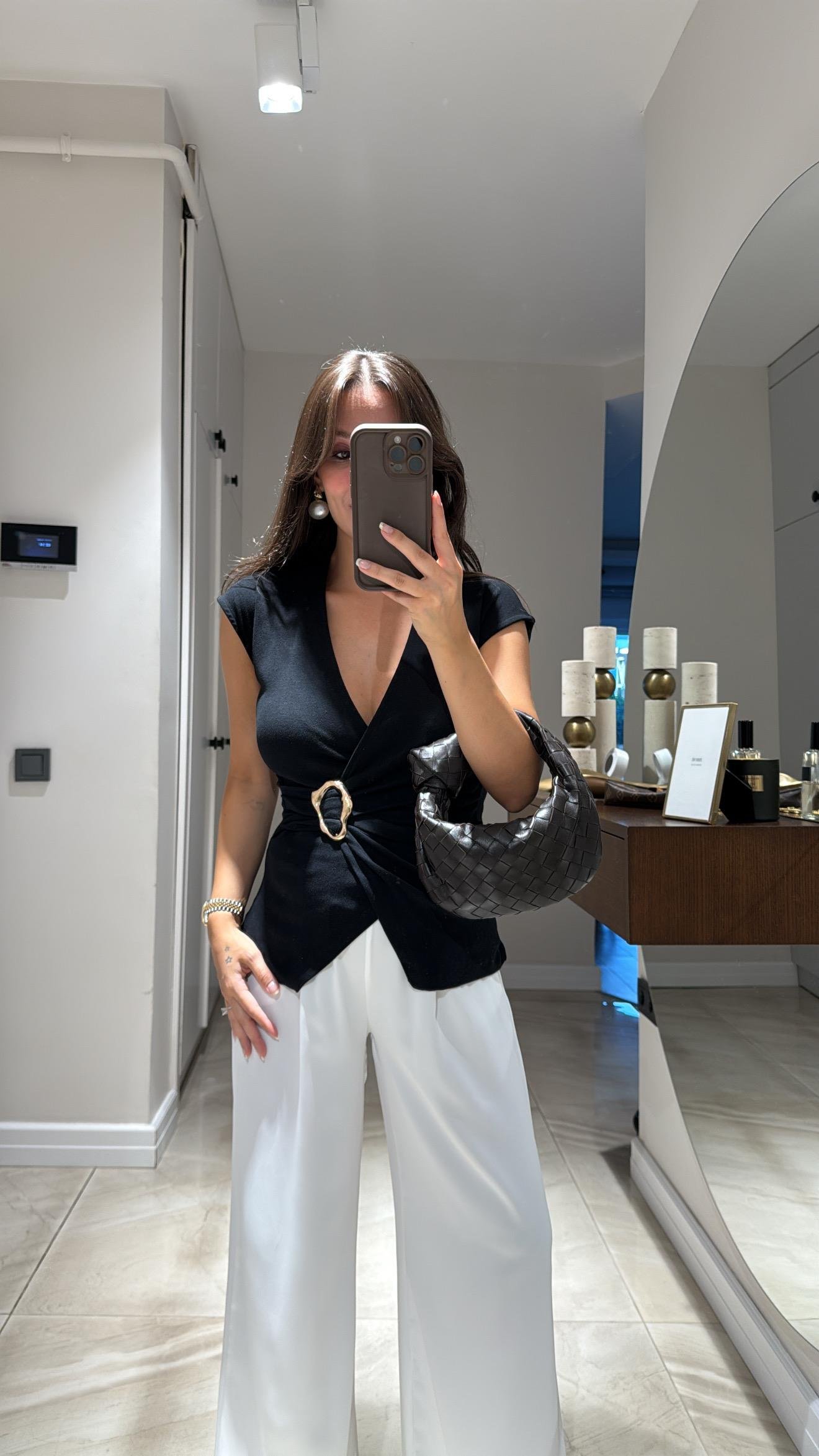 Siyah Broş Detaylı Kruvaze Yaka Bluz