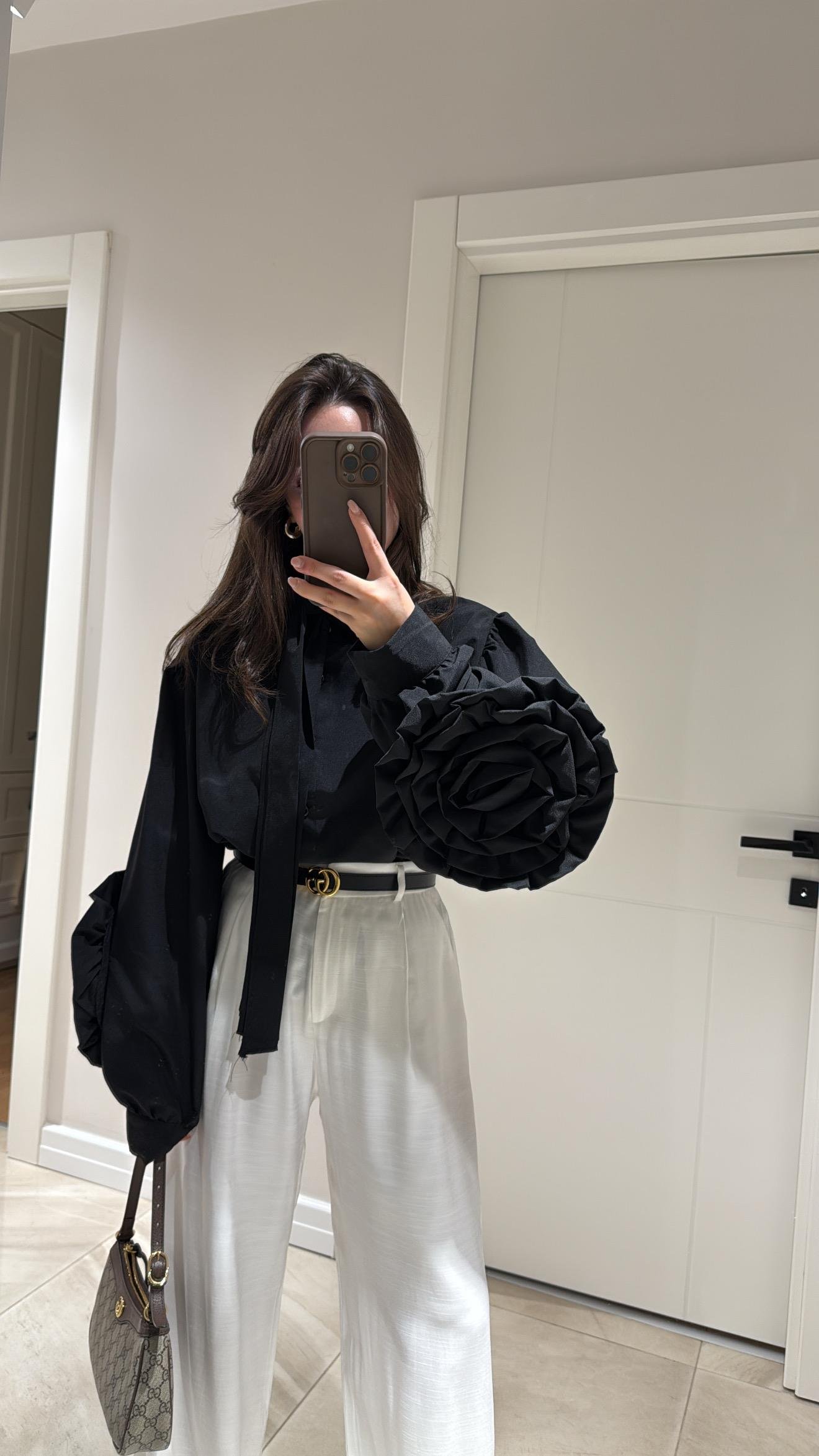 Siyah Gül Detaylı Yaka Bağlamalı Marka Model Gömlek