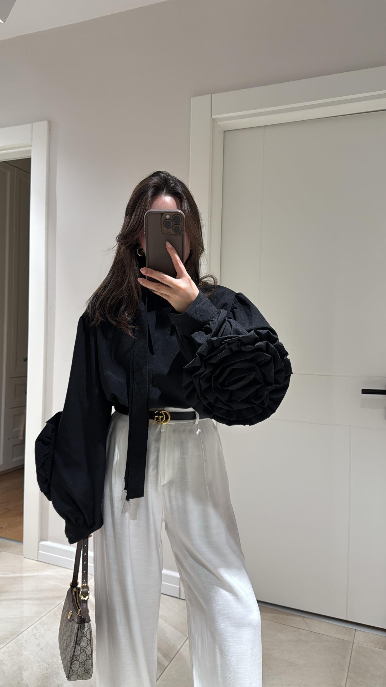 Siyah Gül Detaylı Yaka Bağlamalı Marka Model Gömlek