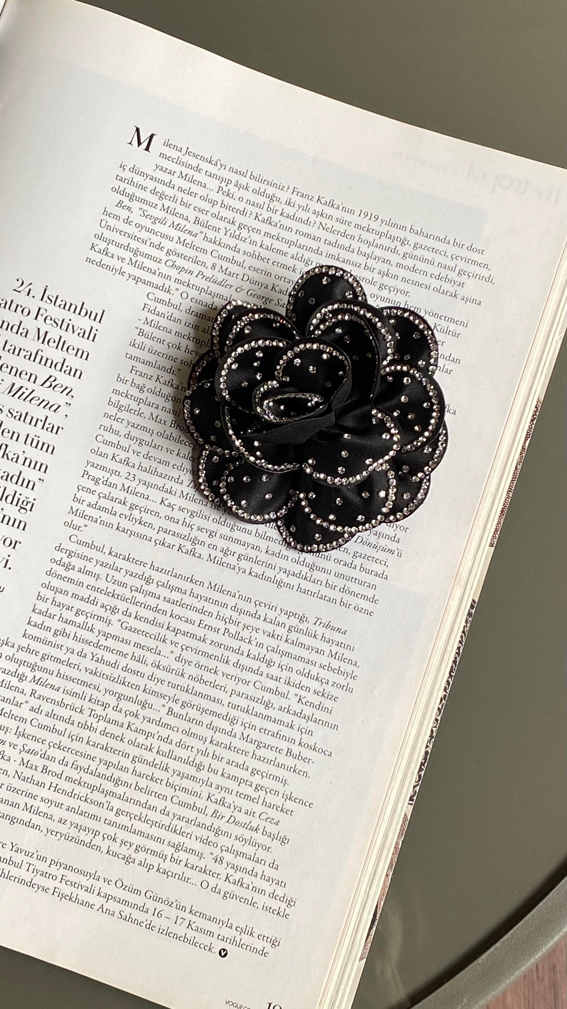 Siyah Gümüş Taşlı Çiçek Model Broş