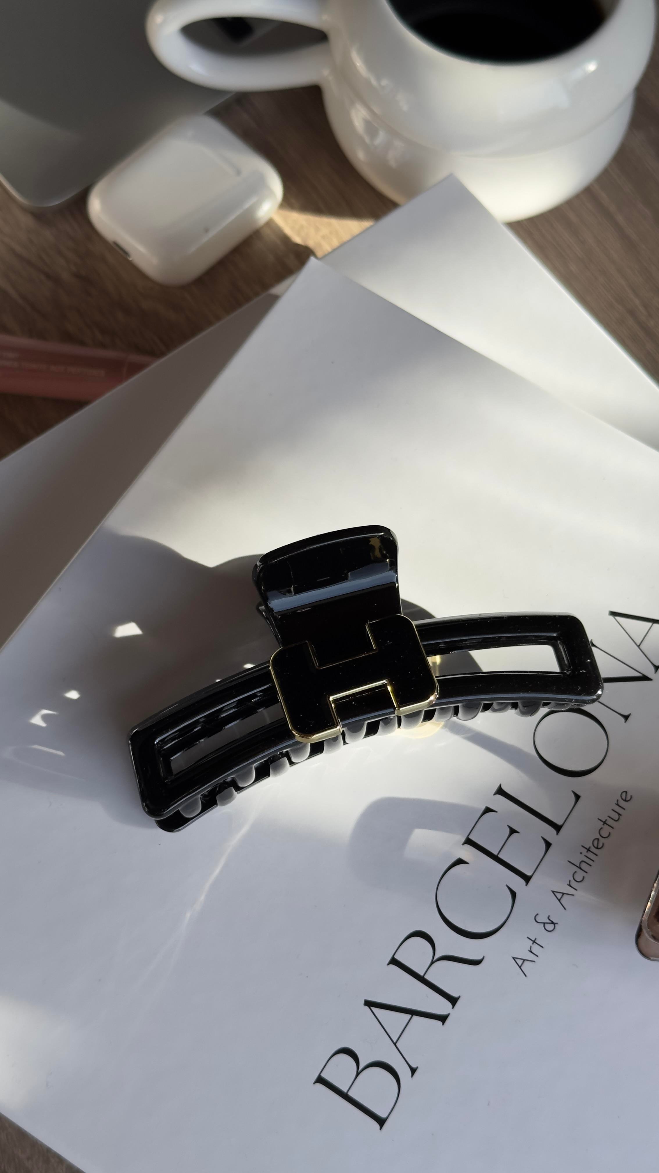 Siyah Harf Detaylı Kıskaçlı Toka