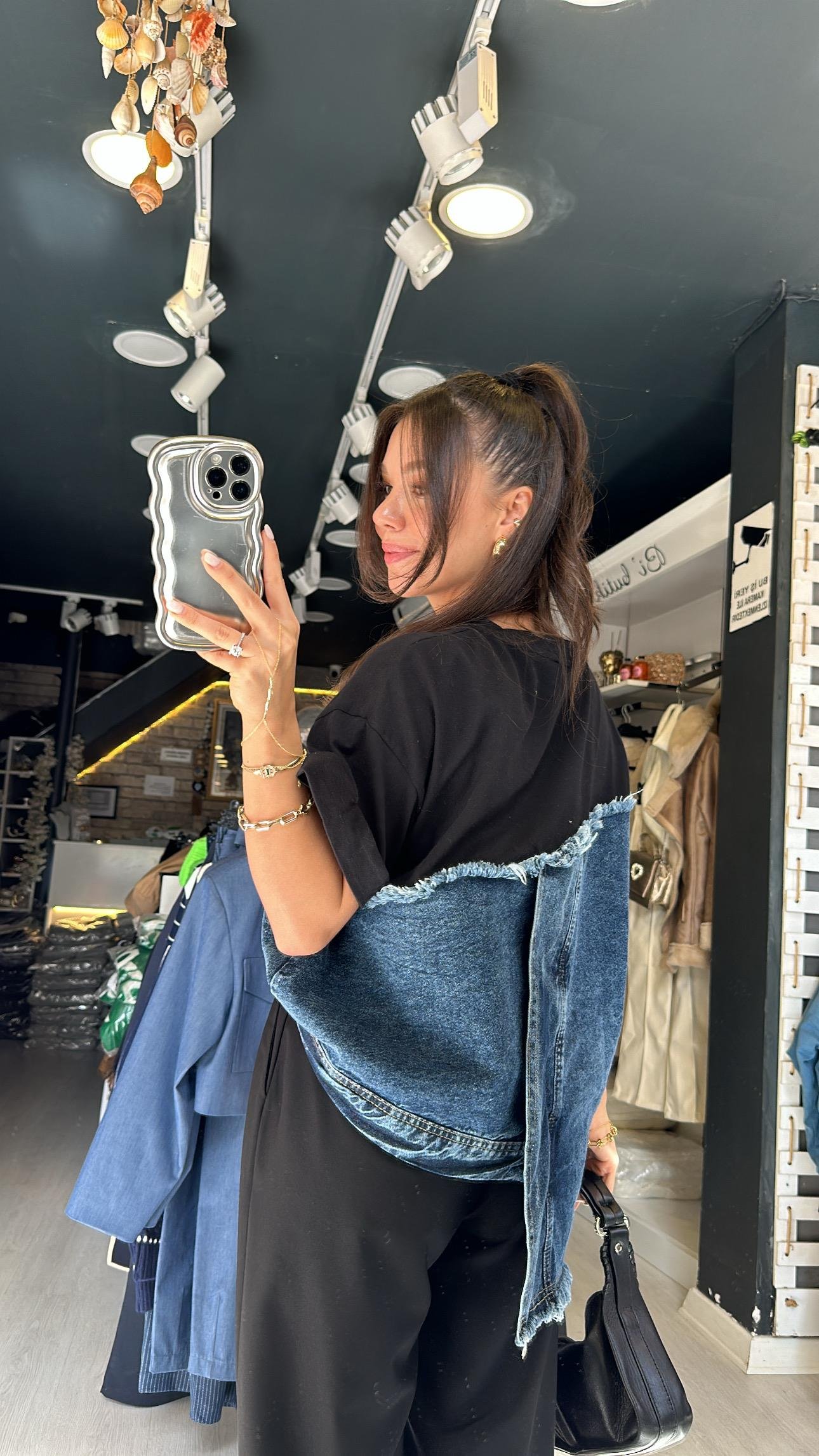 Siyah Jean Detaylı Düğmeli Tshirt