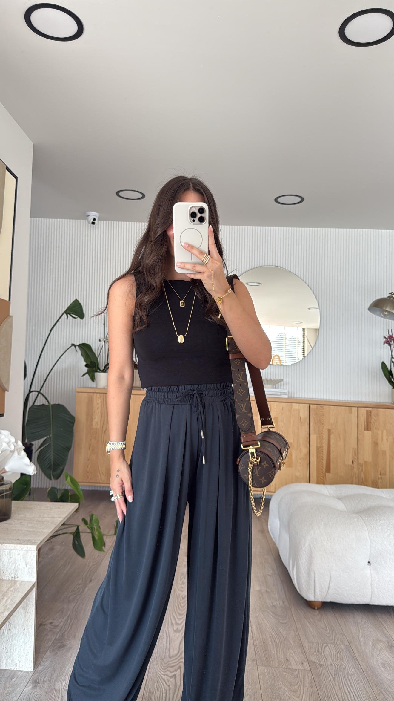 Siyah Kayık Yaka Kolsuz Dilvin Bluz