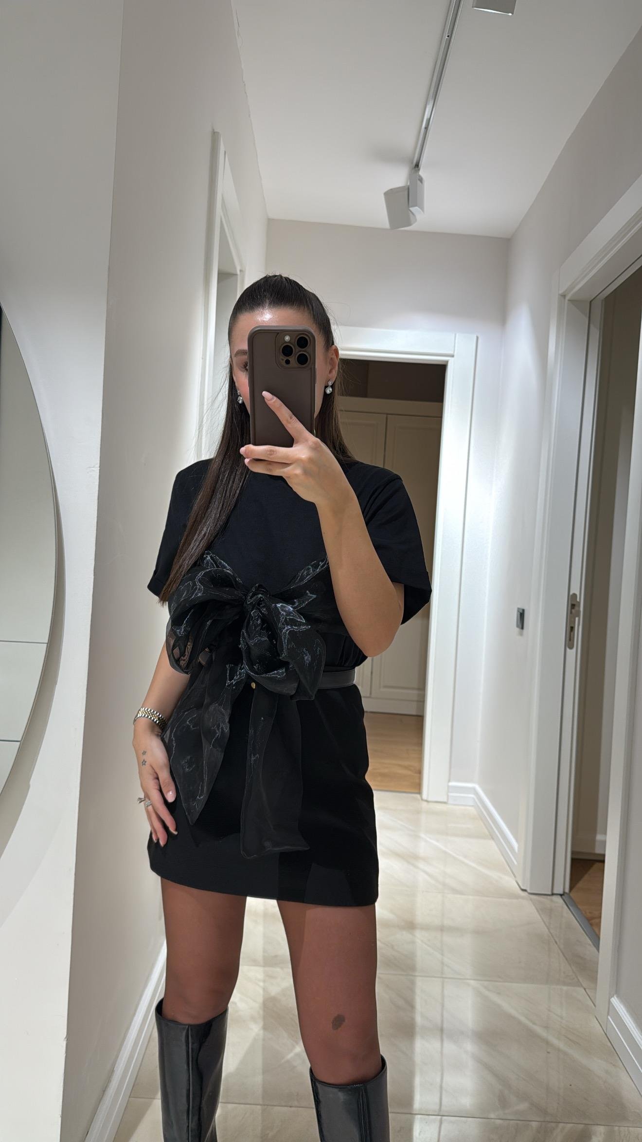 Siyah Kurdele Detaylı Kısa Kol Tshirt