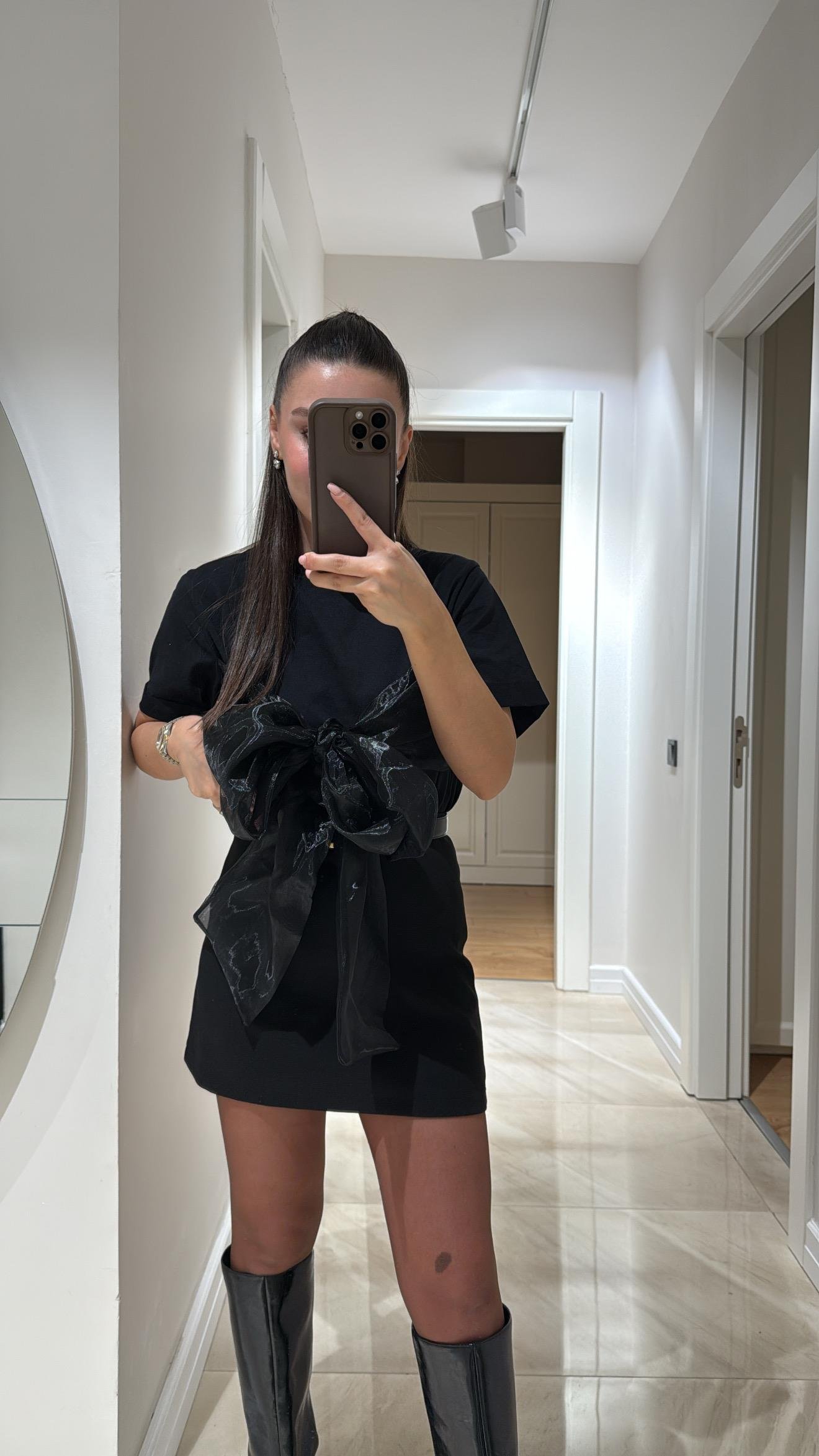 Siyah Kurdele Detaylı Kısa Kol Tshirt