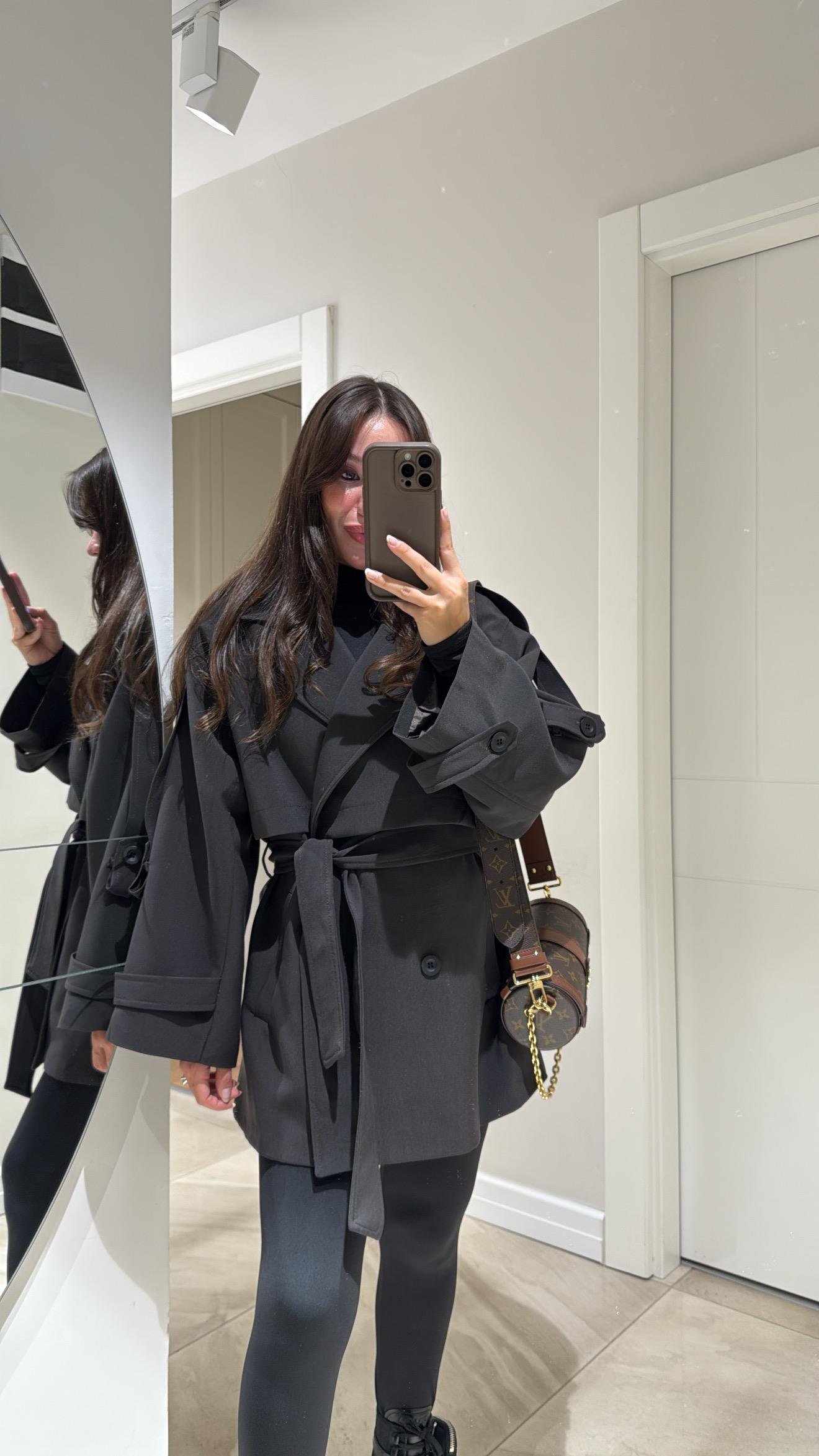 Siyah Kuşaklı Oversize Kısa Trenç