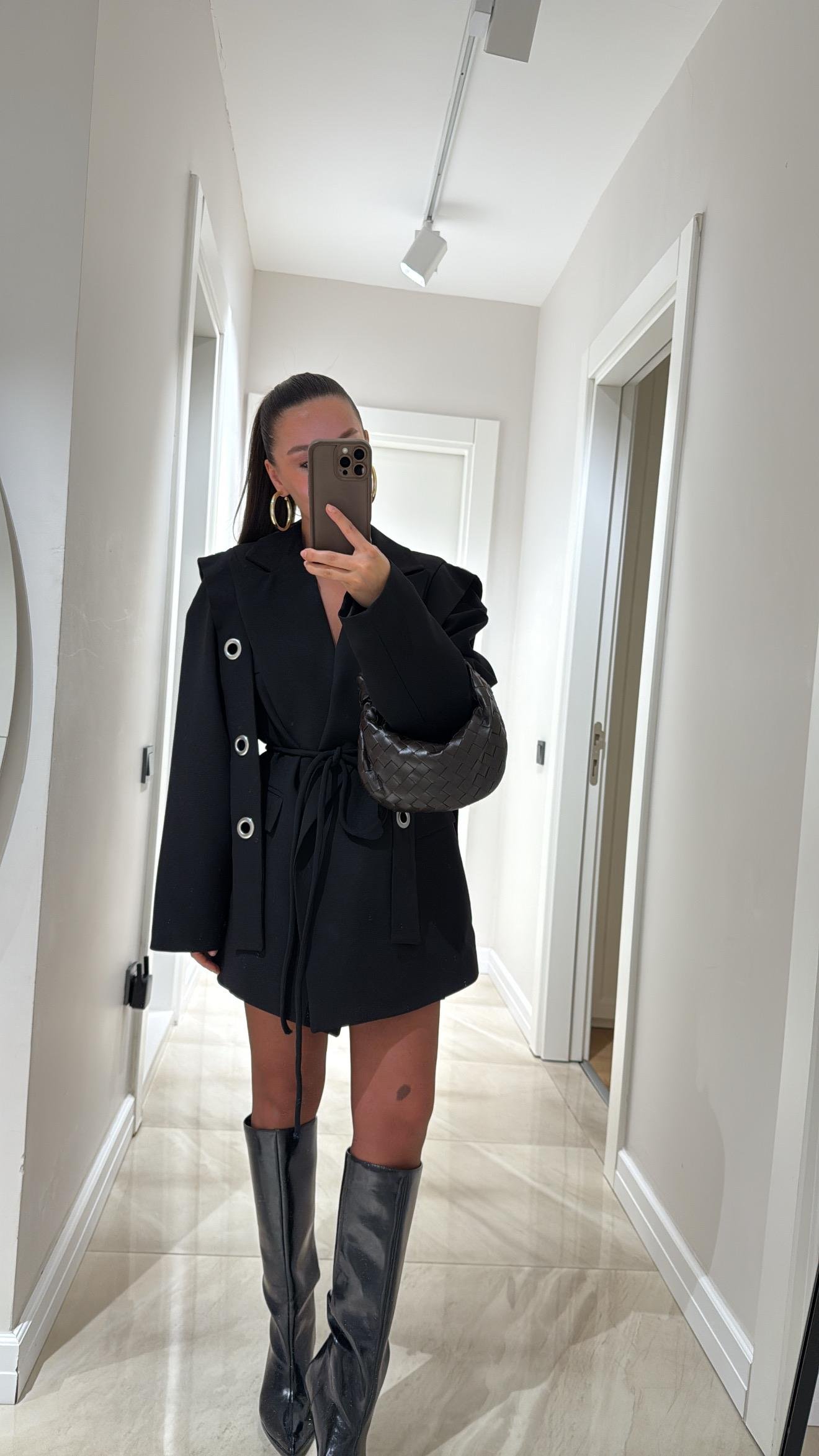 Siyah Omuz Kuş Gözü Detaylı Blazer Ceket