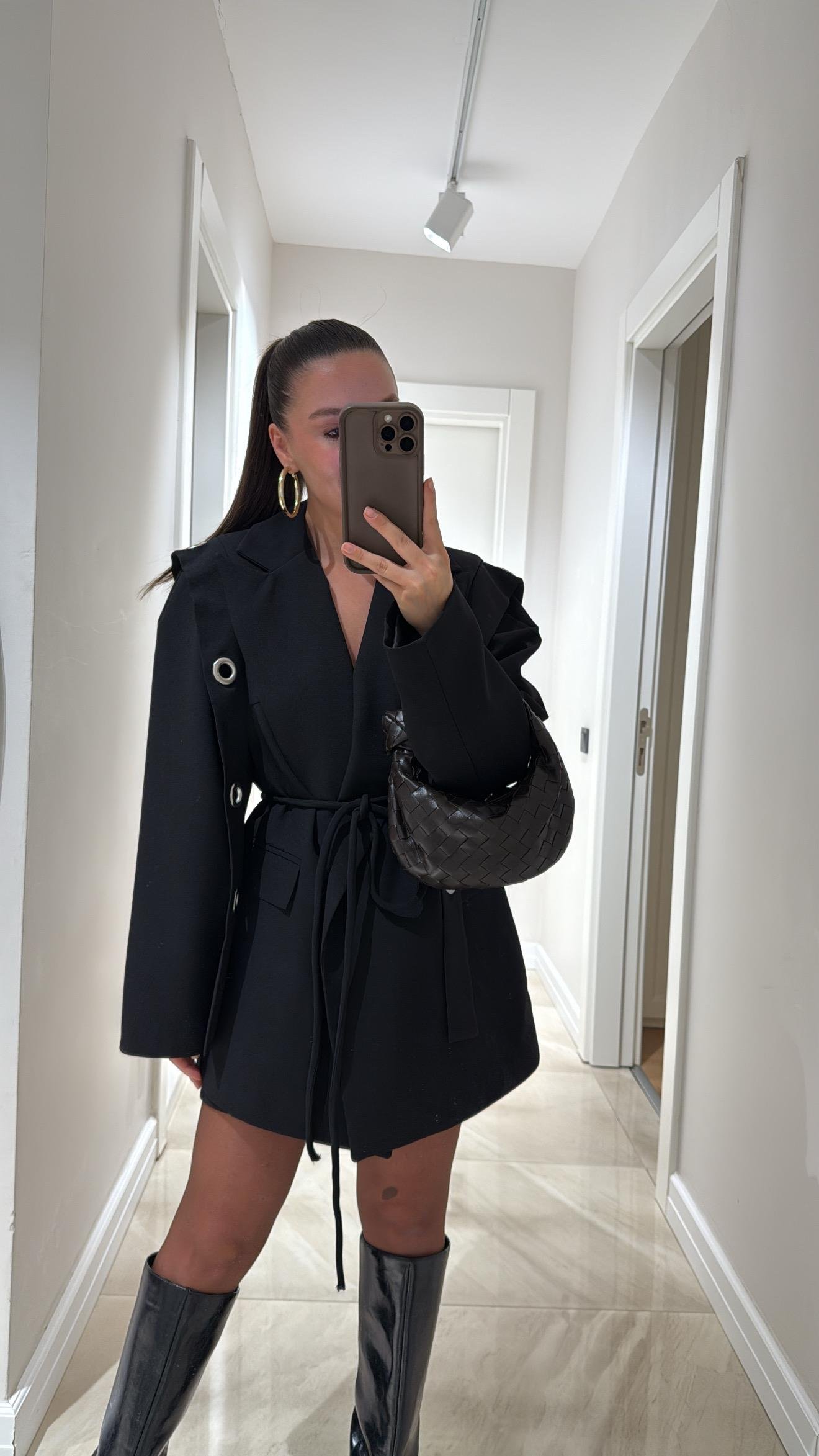 Siyah Omuz Kuş Gözü Detaylı Blazer Ceket