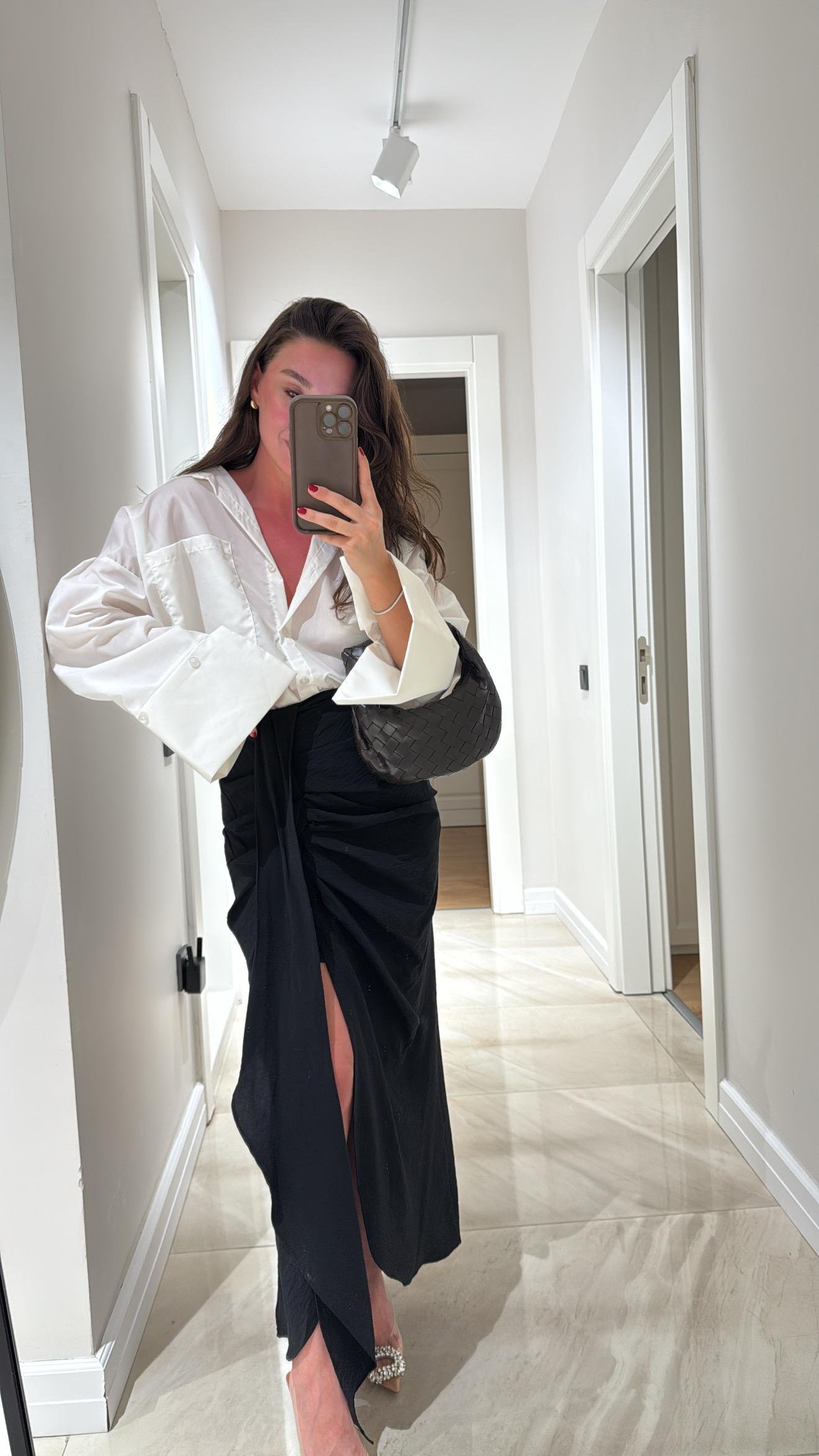 Siyah Ön Büzgülü Yırtmaçlı Etek