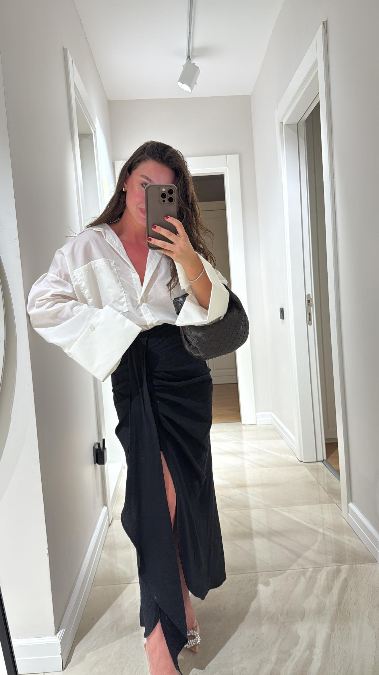 Siyah Ön Büzgülü Yırtmaçlı Etek