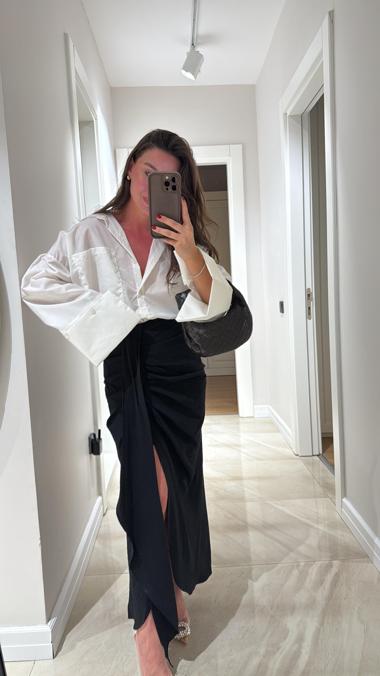 Siyah Ön Büzgülü Yırtmaçlı Etek