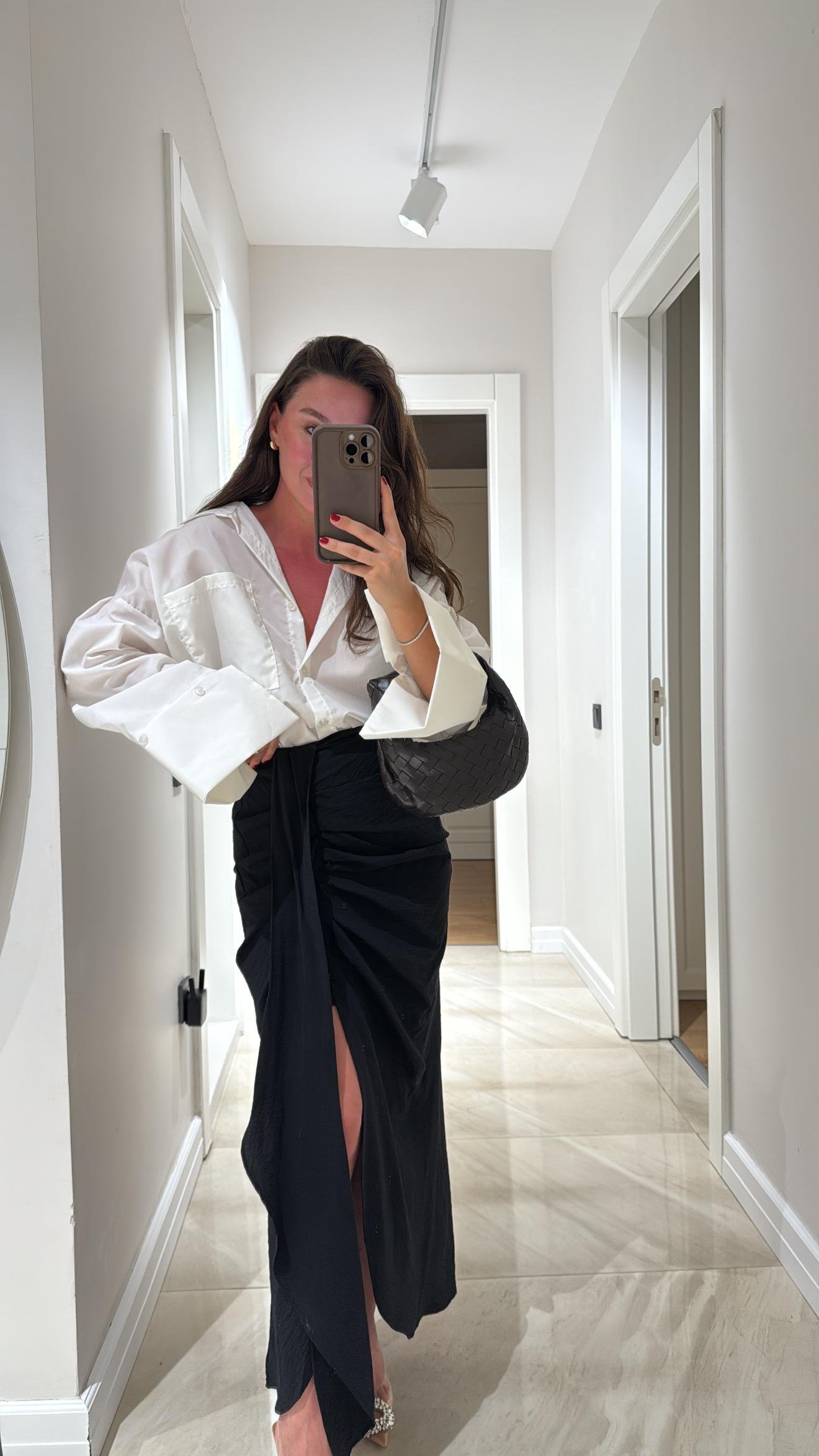 Siyah Ön Büzgülü Yırtmaçlı Etek